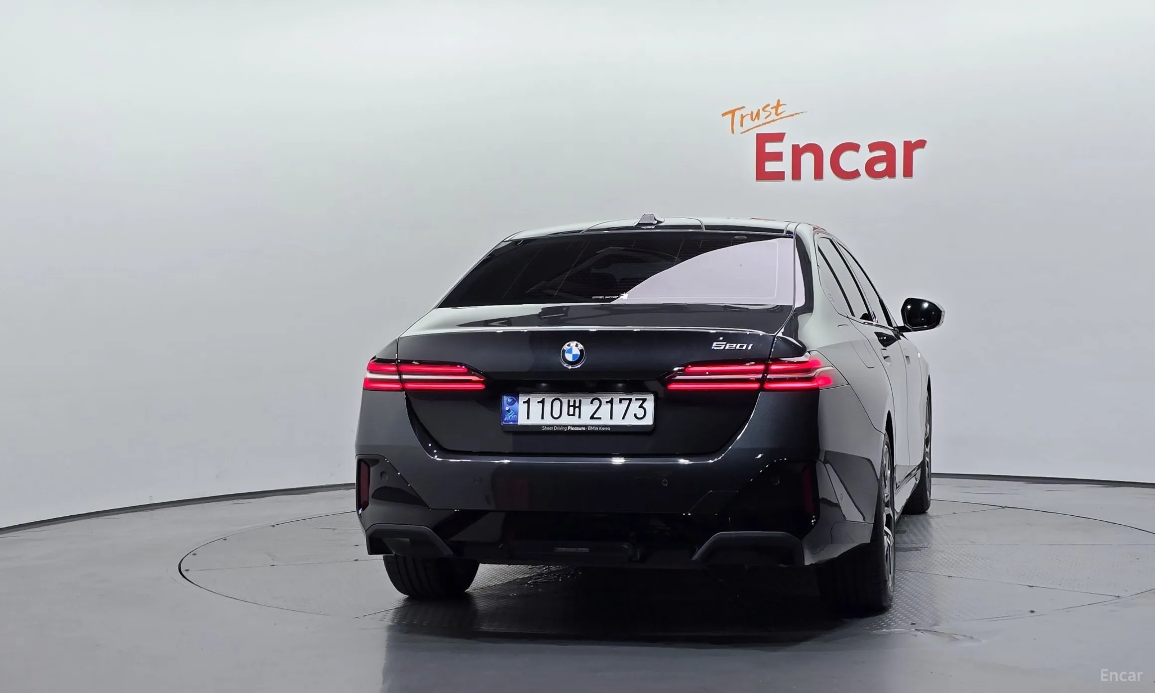 BMW 5 Series (G60) превью 4