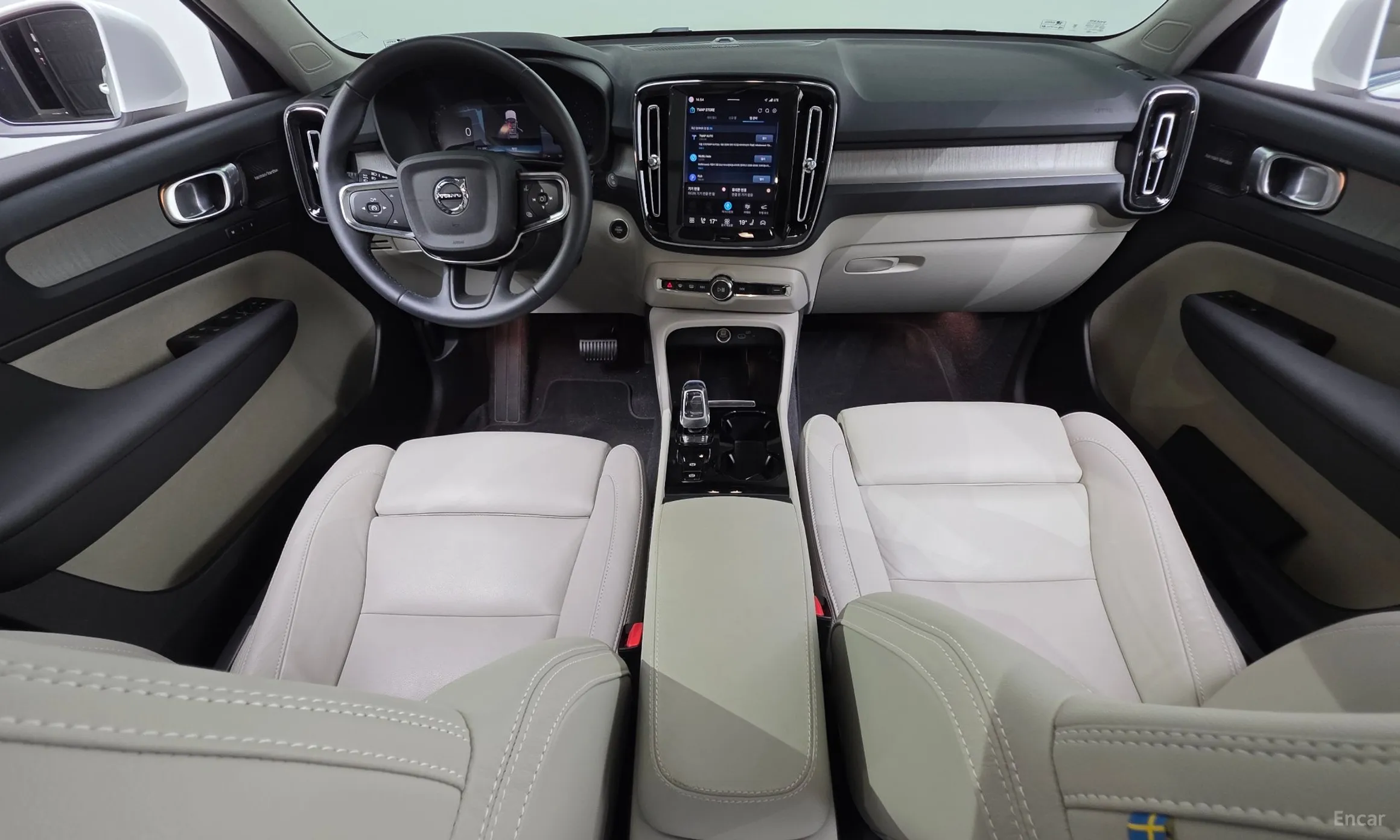 Volvo XC40 превью 7