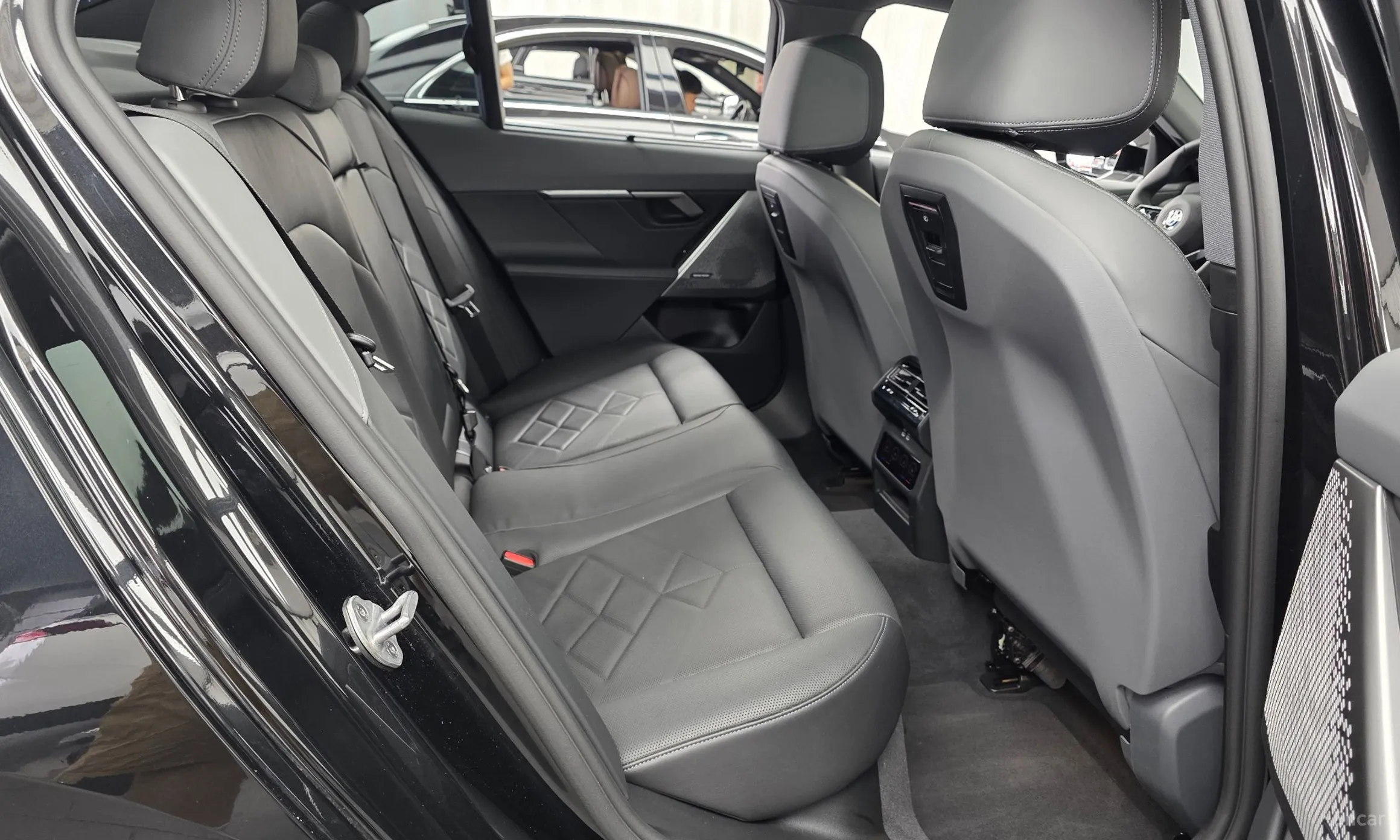 BMW 5 Series (G60) превью 11