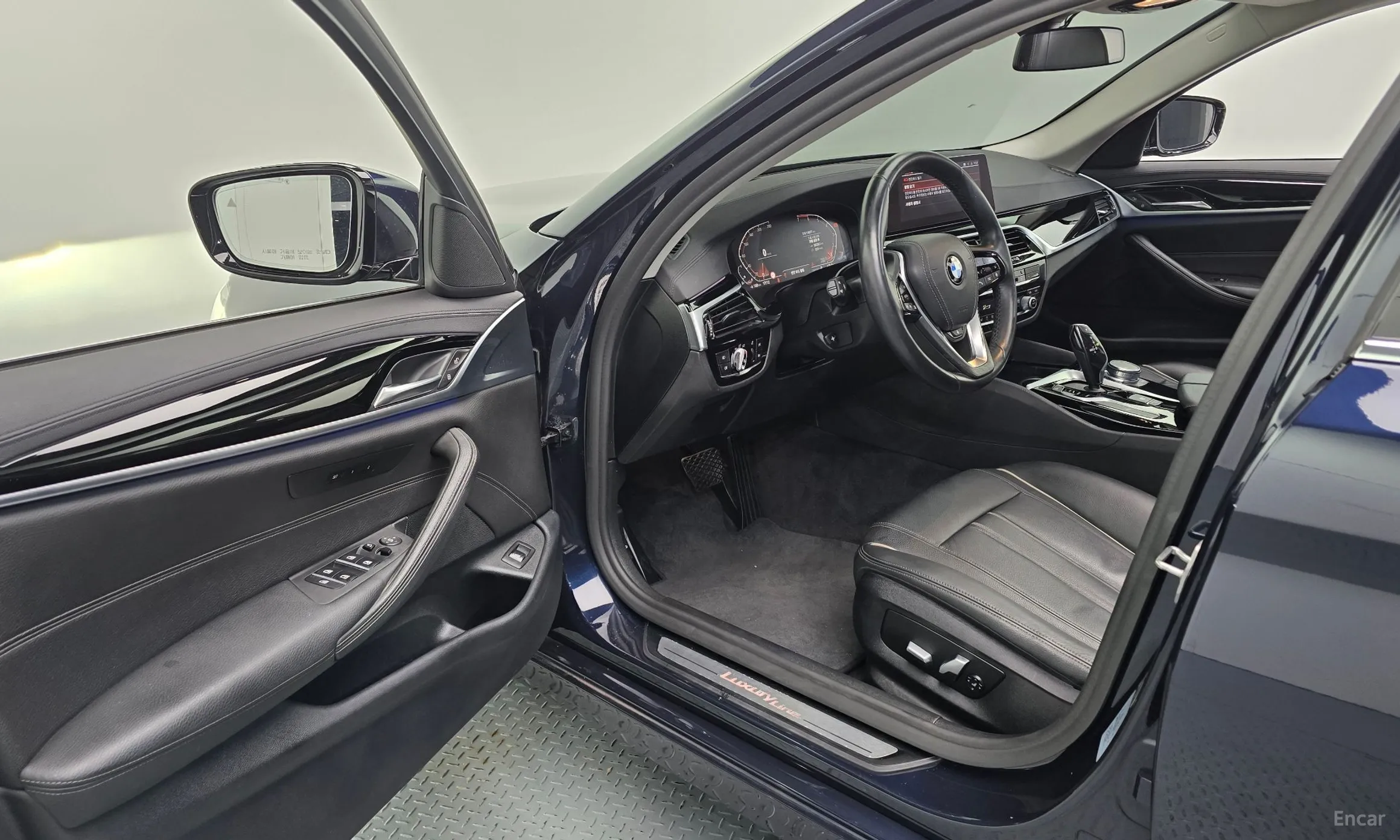 BMW 5 Series (G30) превью 10