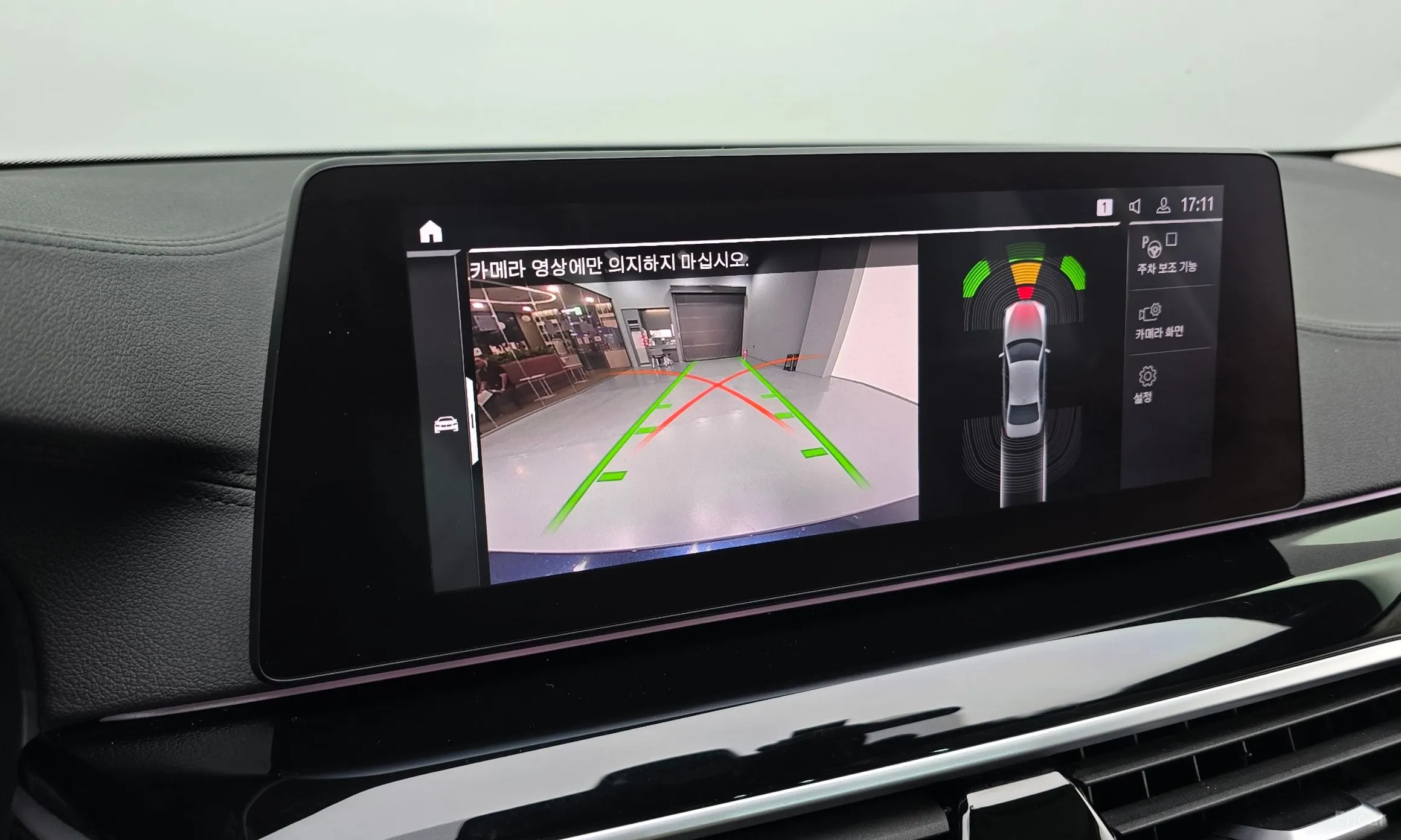 BMW 5 Series (G30) превью 15
