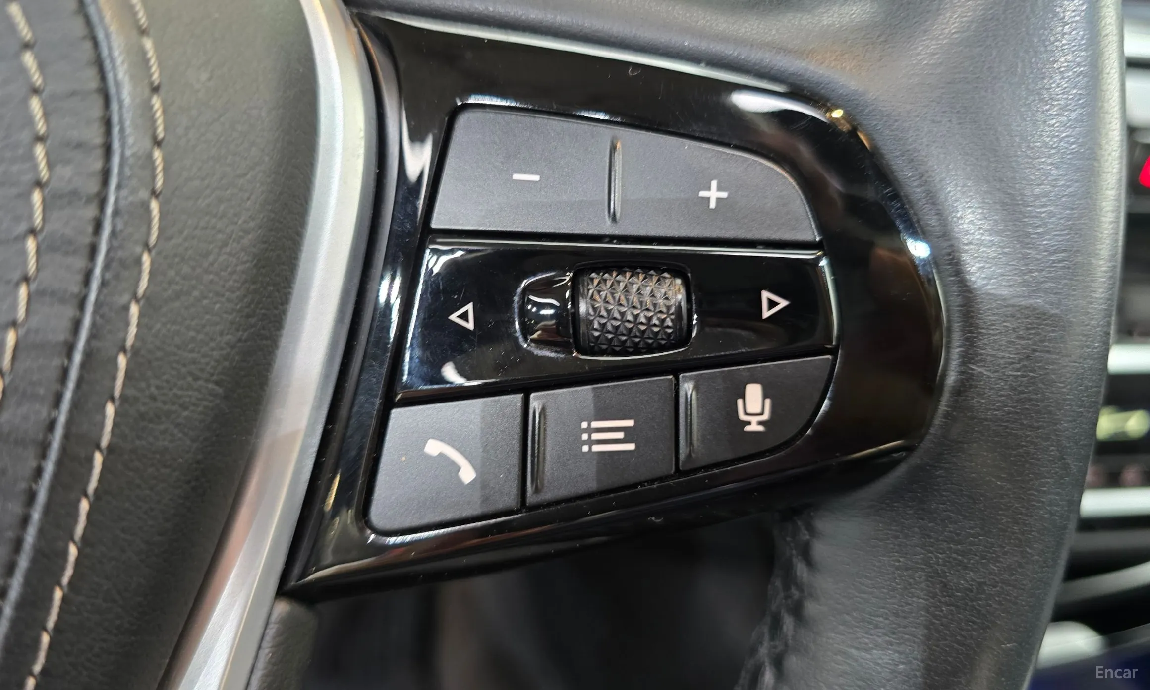 BMW 5 Series (G30) превью 17