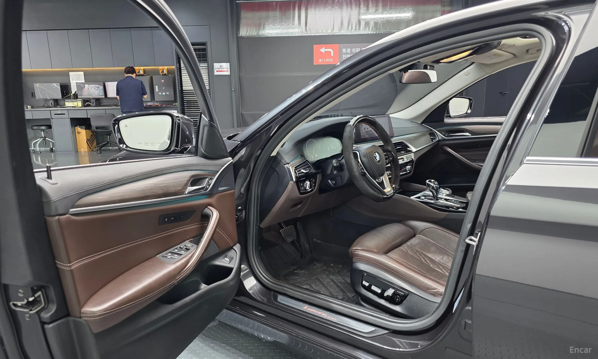 BMW 5 Series (G30) превью 10