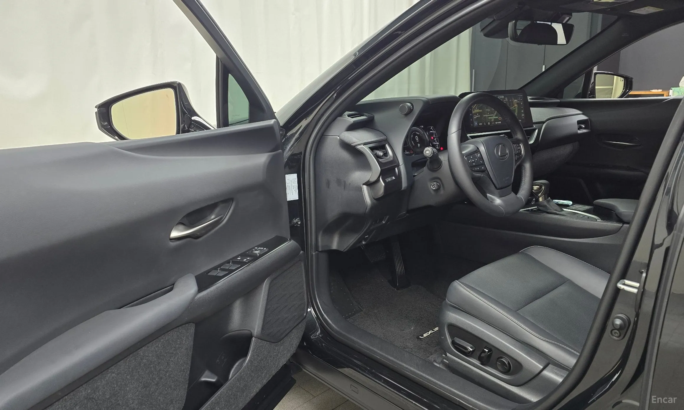 Lexus UX250h превью 10