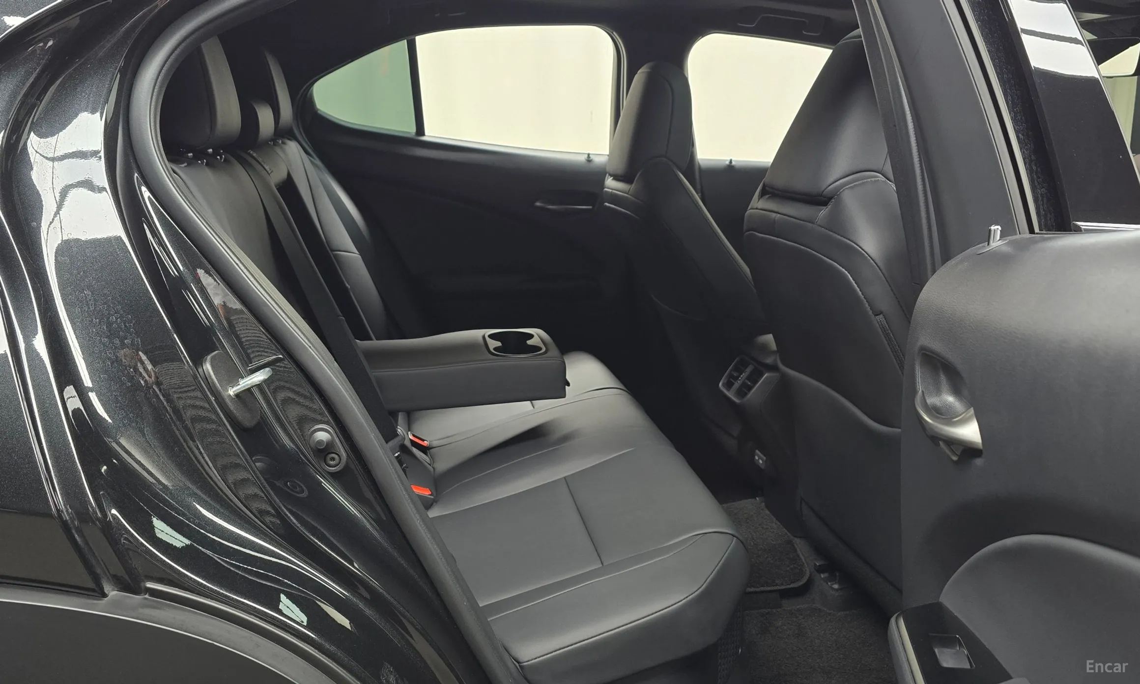 Lexus UX250h превью 11