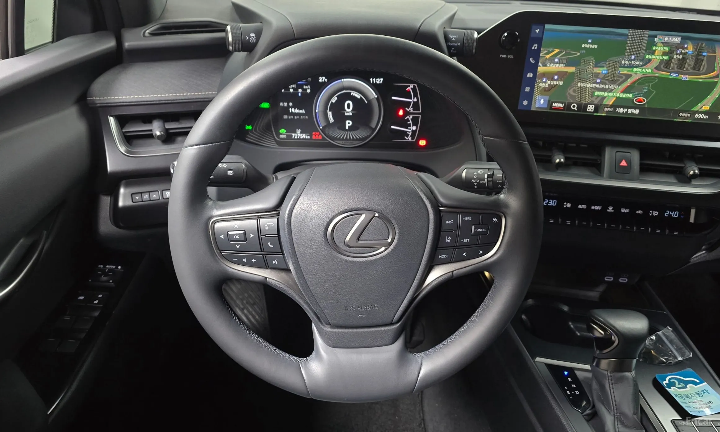 Lexus UX250h превью 12