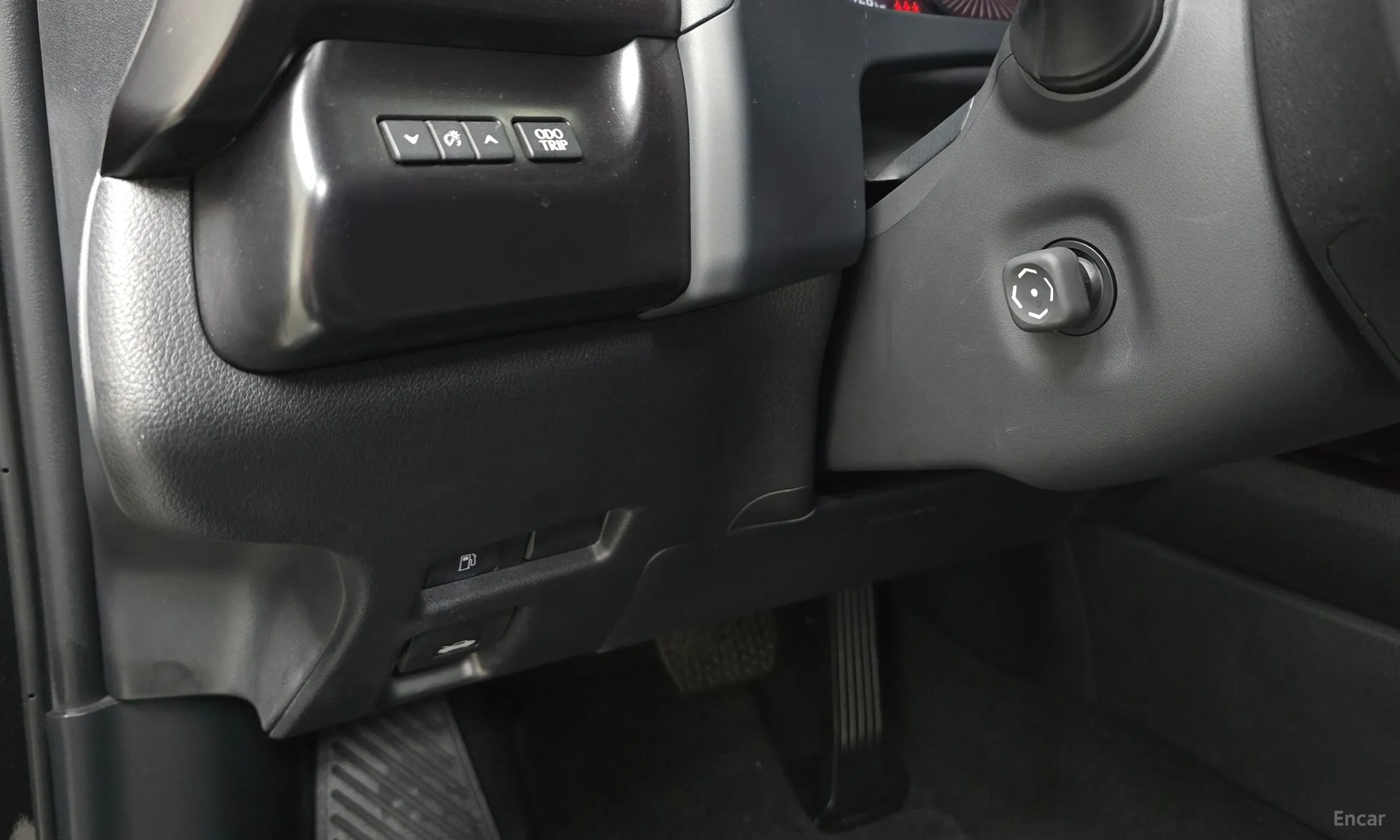 Lexus UX250h превью 17