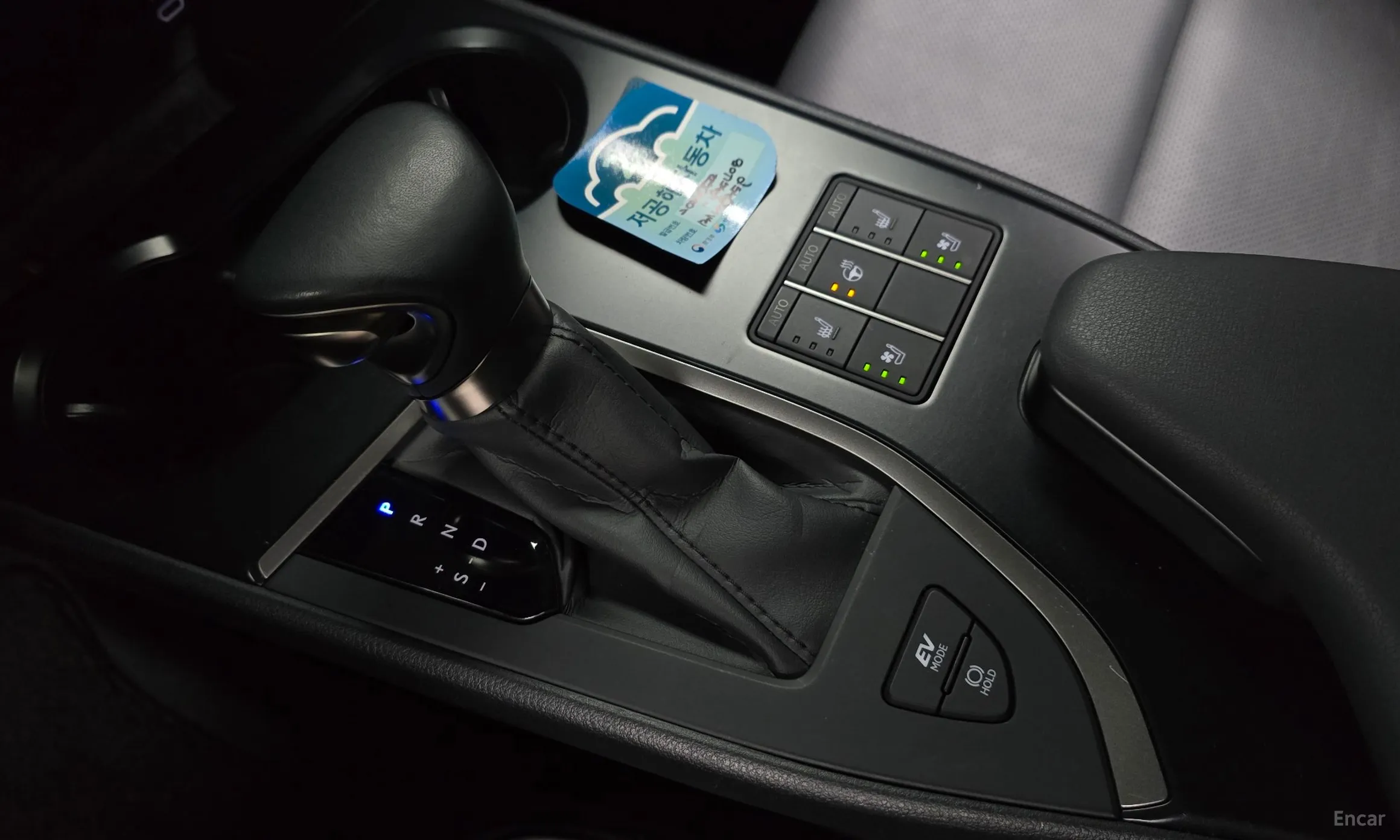Lexus UX250h превью 9
