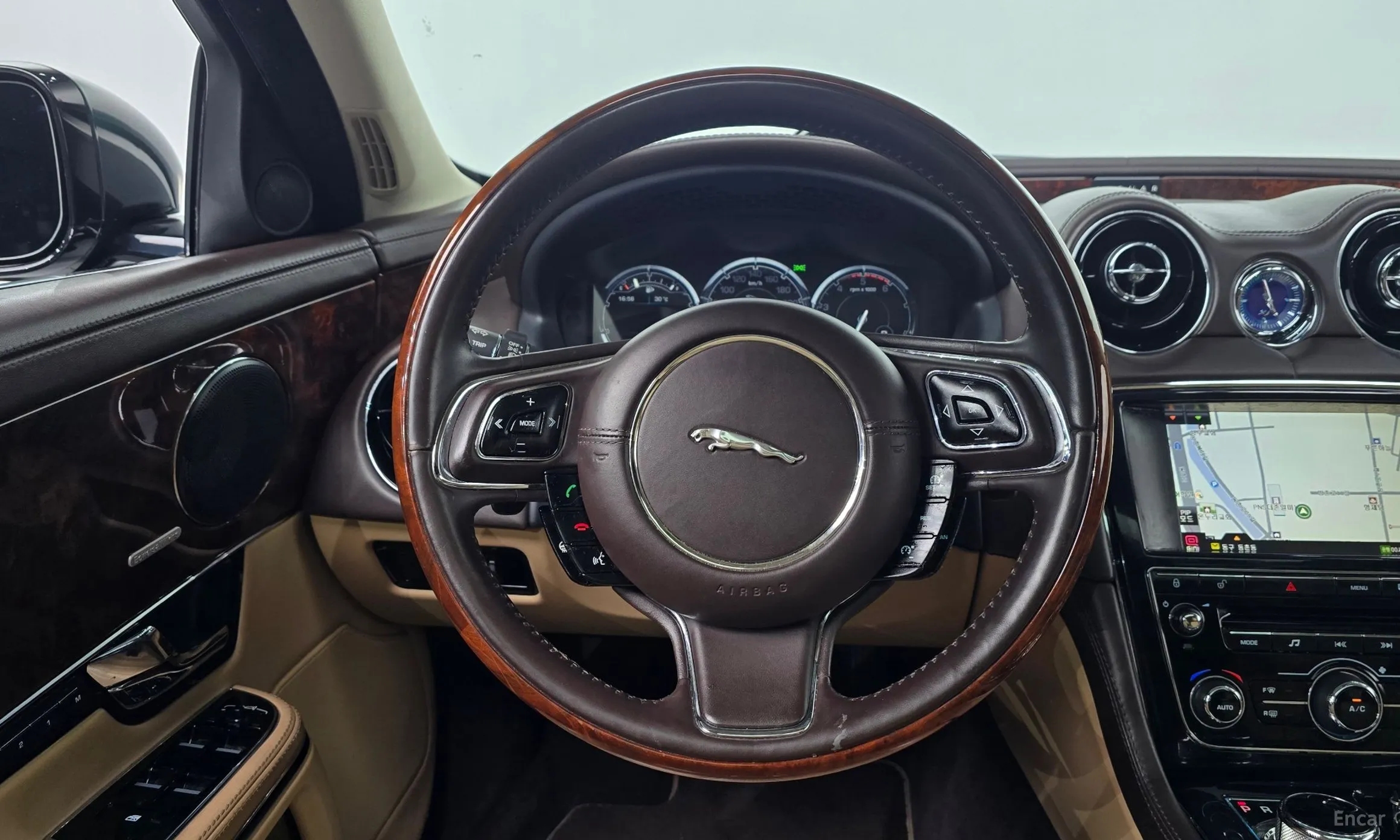 Jaguar All New XJ превью 13