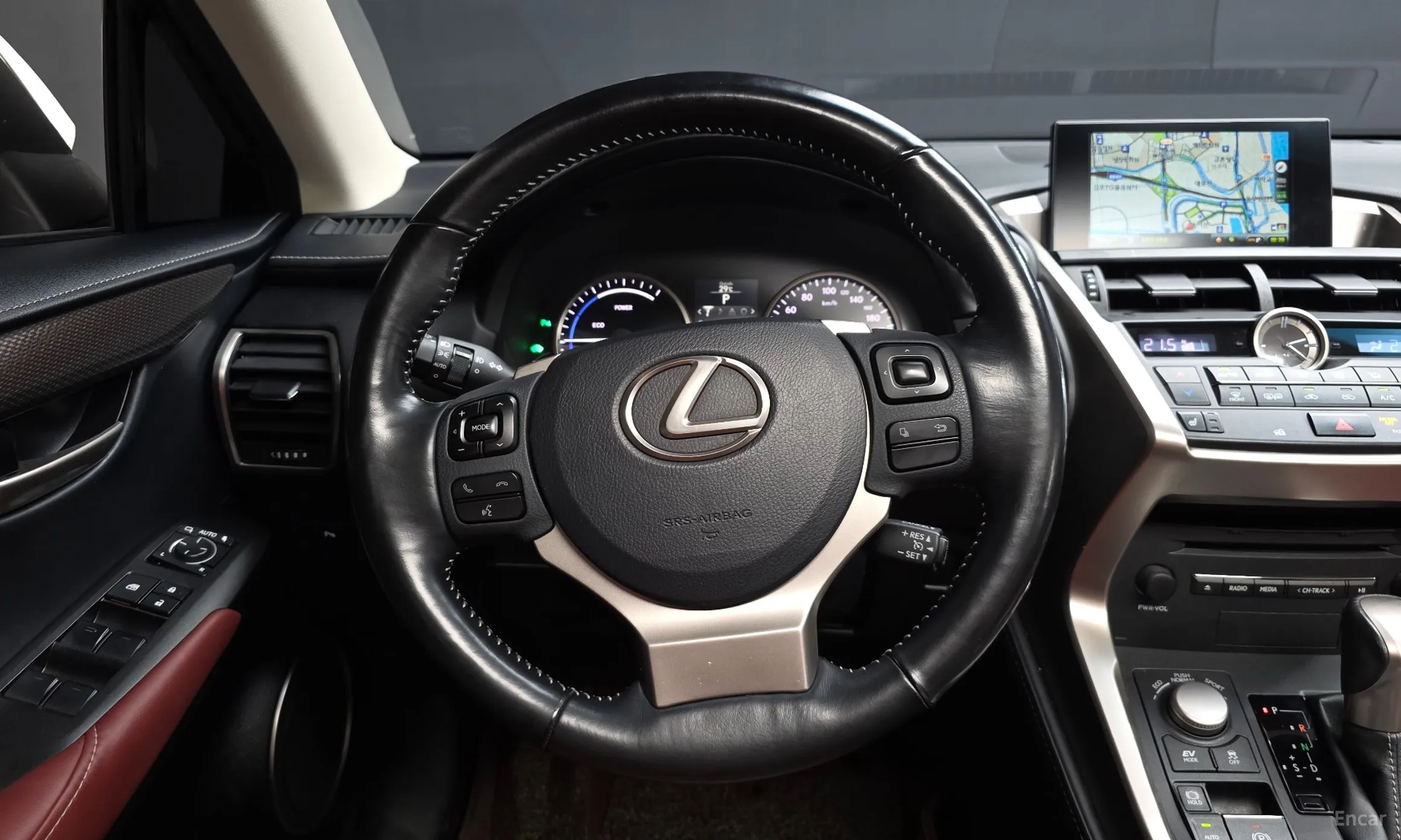 Lexus NX300h превью 13