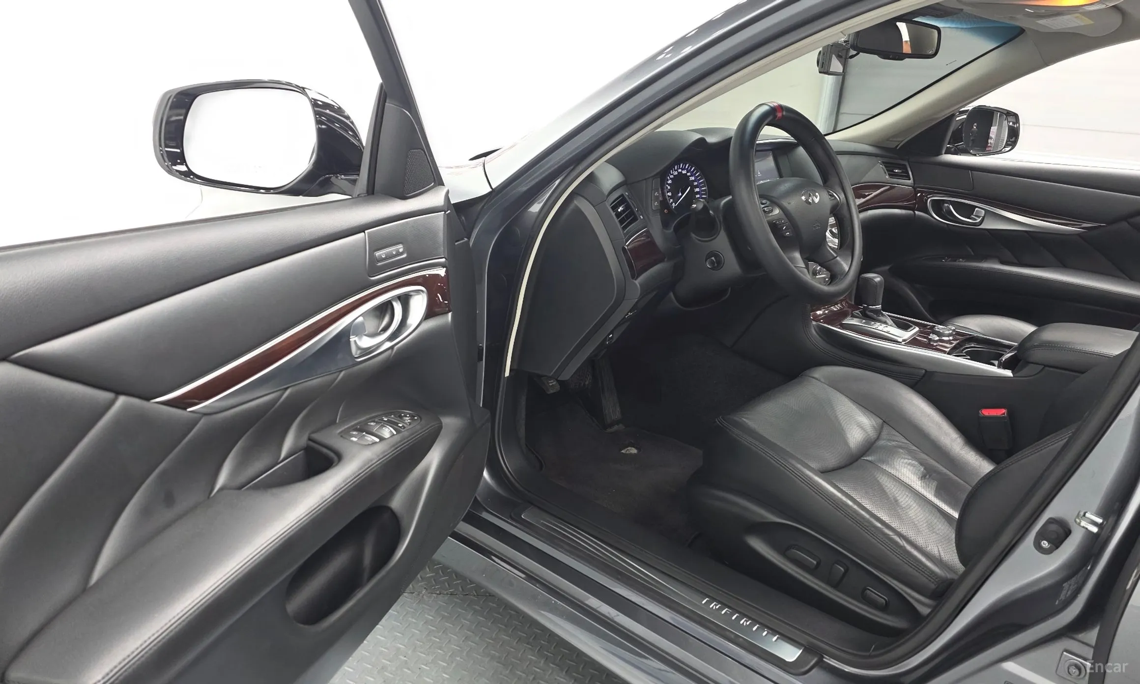 Infiniti Q70 превью 10