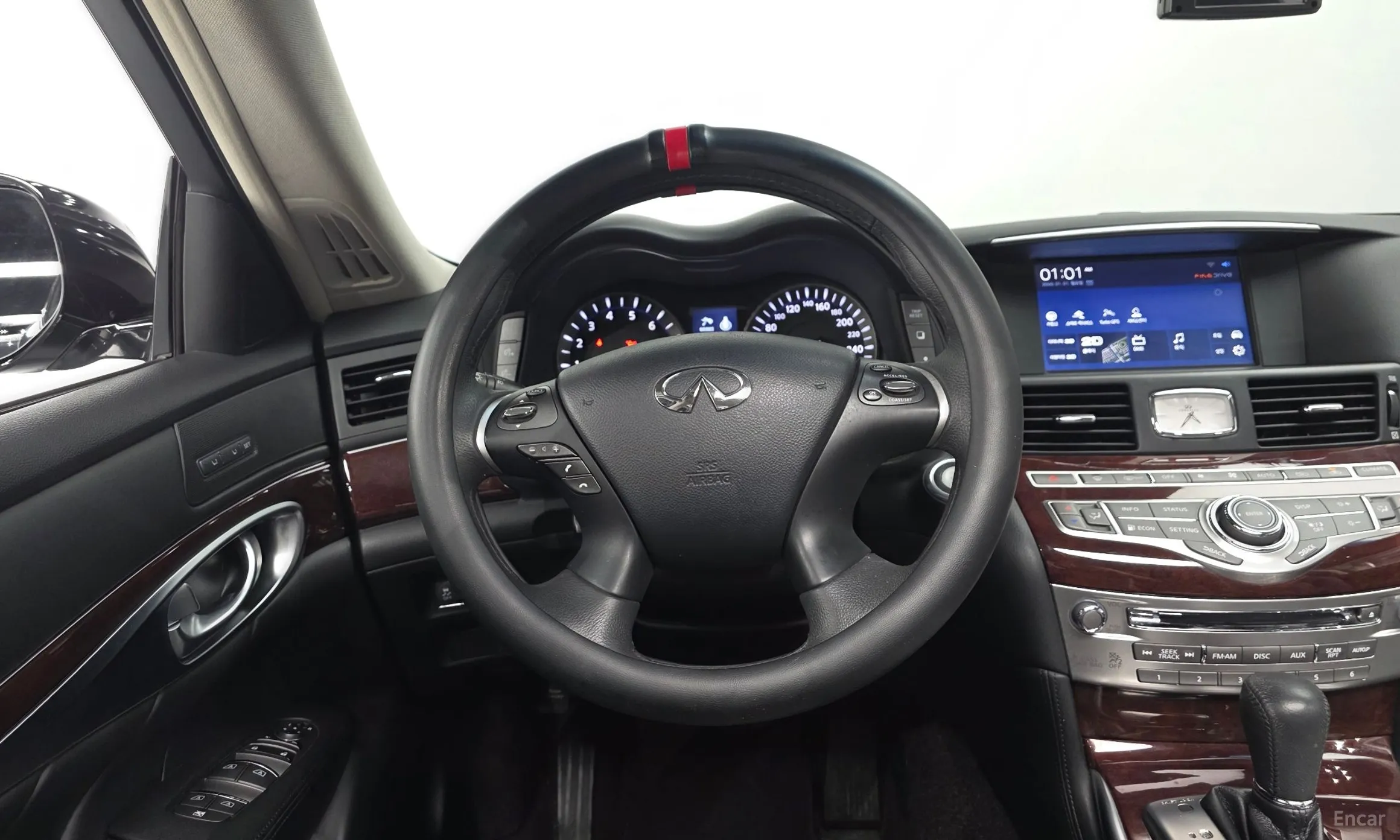 Infiniti Q70 превью 12