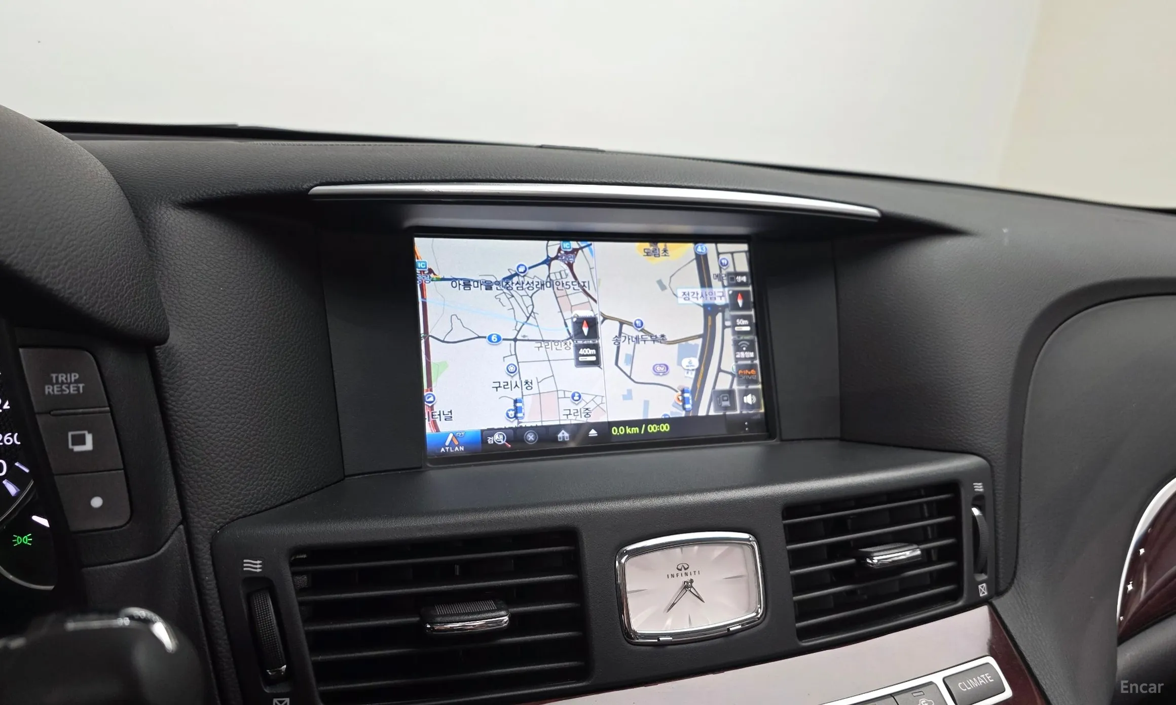 Infiniti Q70 превью 14