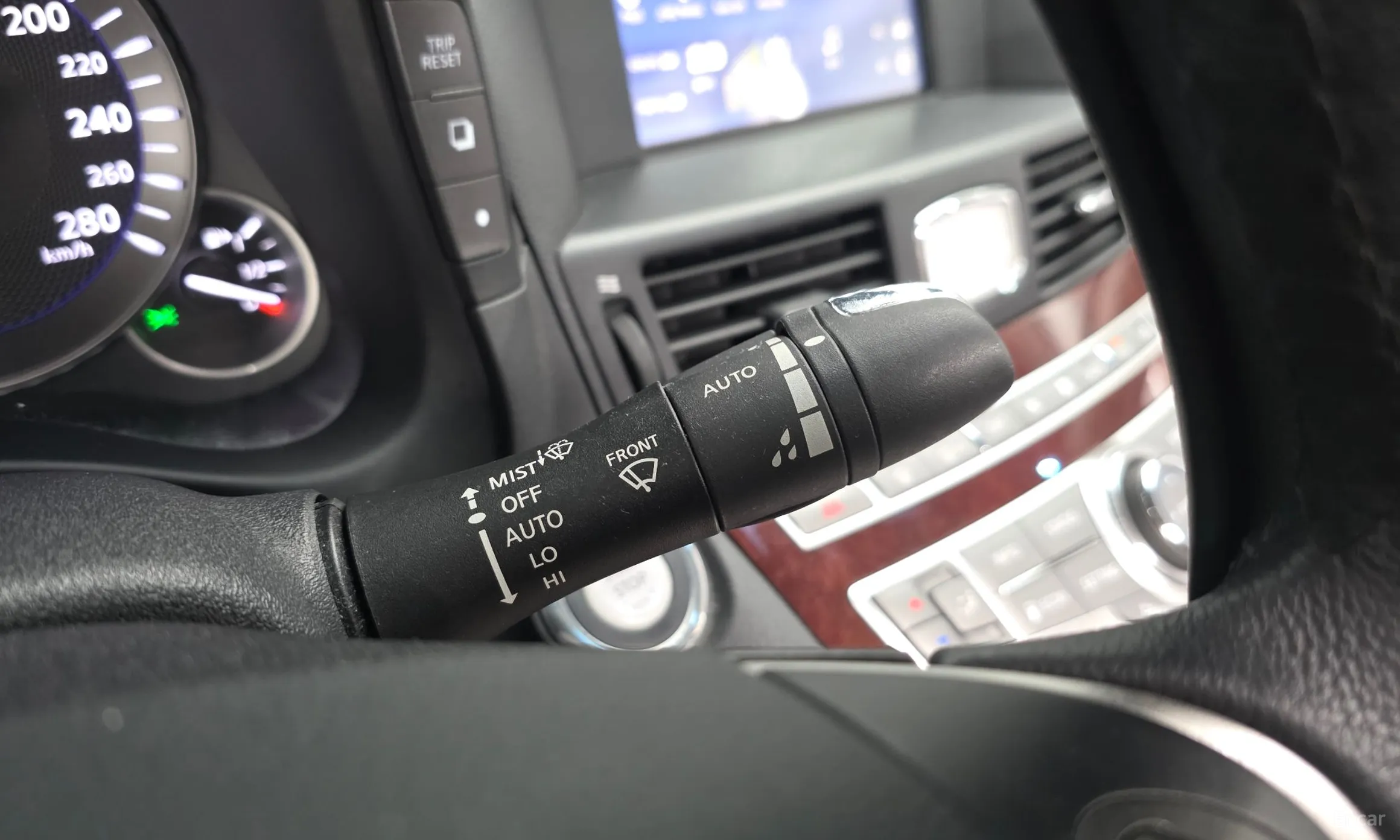 Infiniti Q70 превью 19