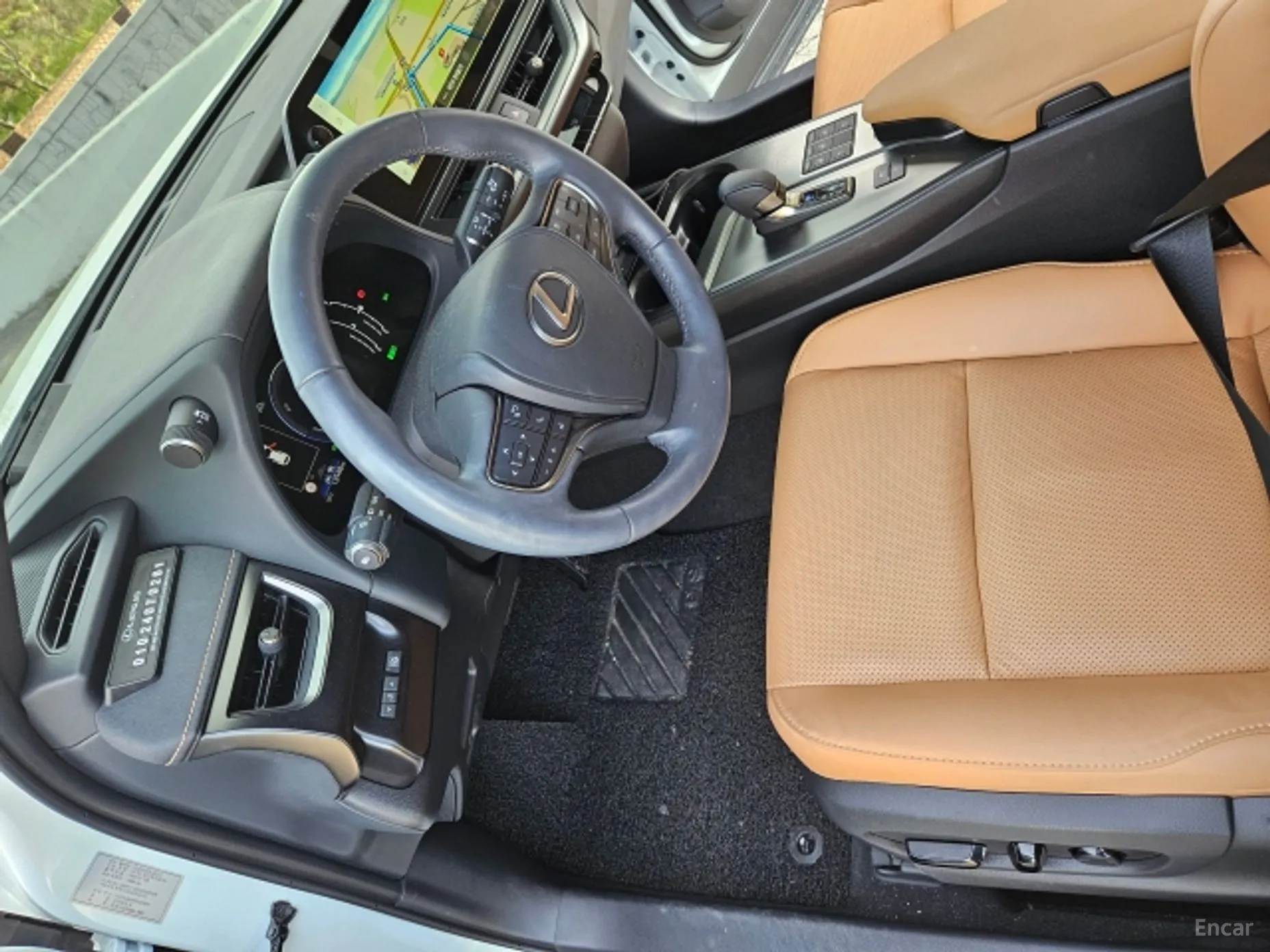 Lexus UX300h превью 6