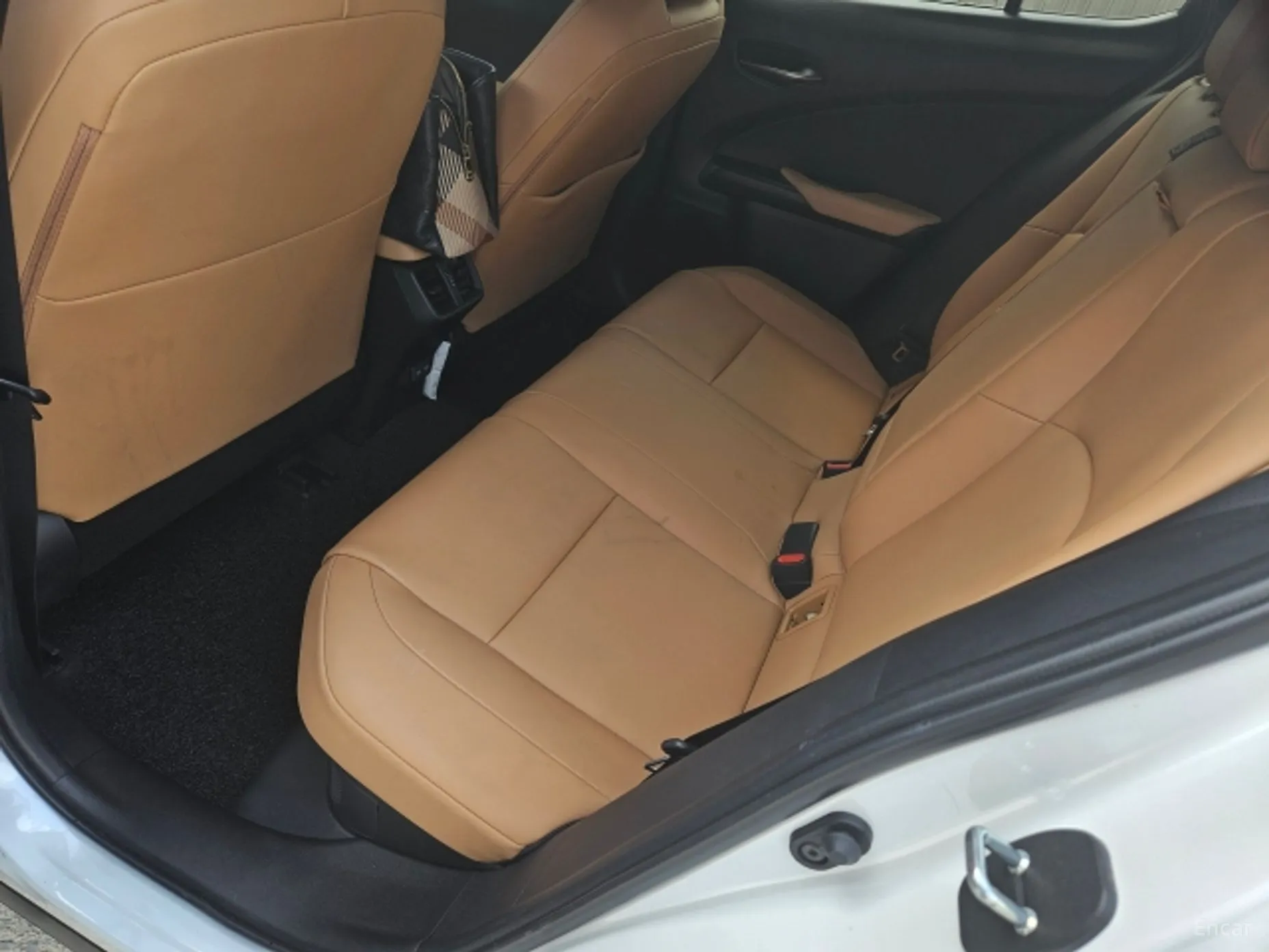Lexus UX300h превью 7