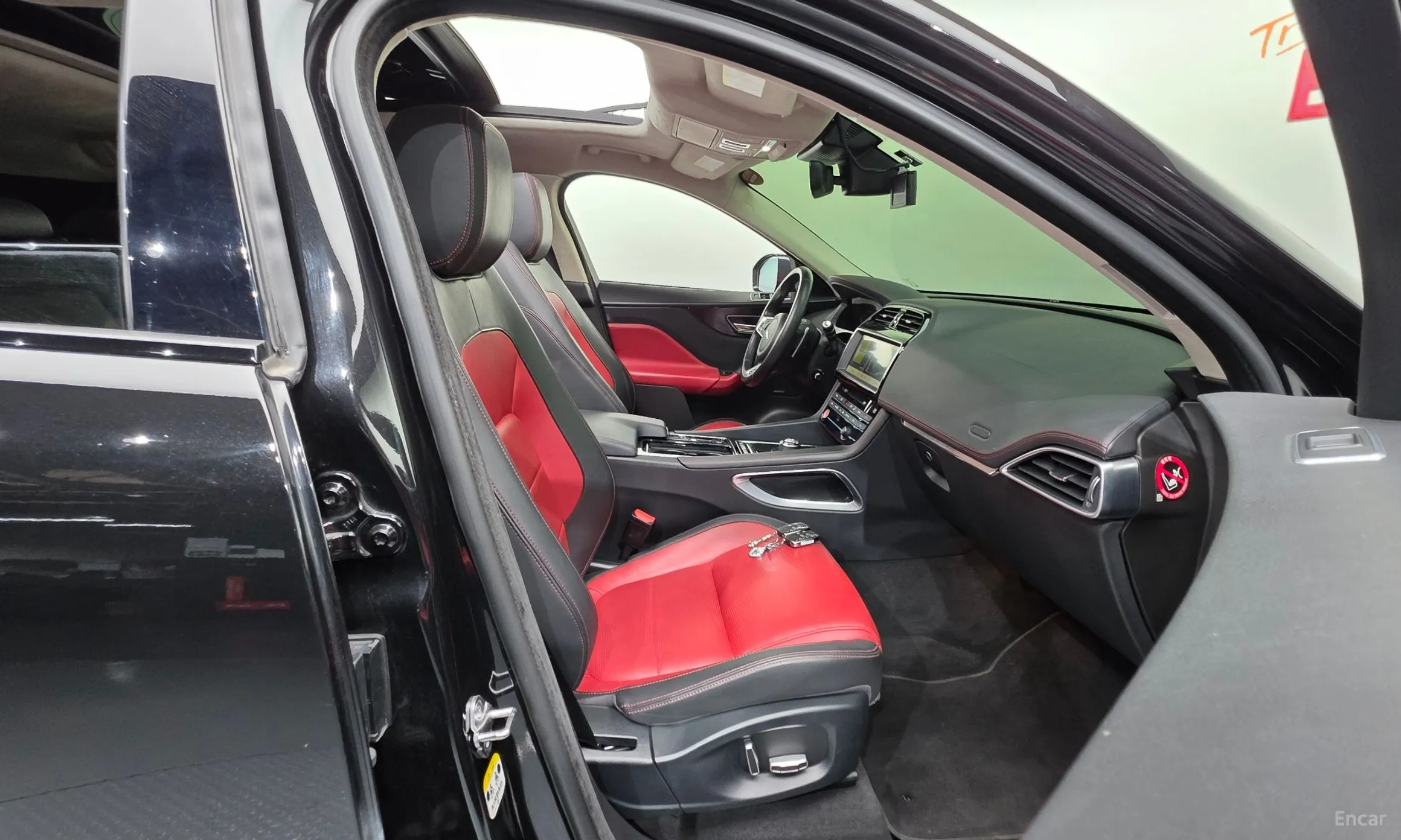 Jaguar F-PACE превью 10