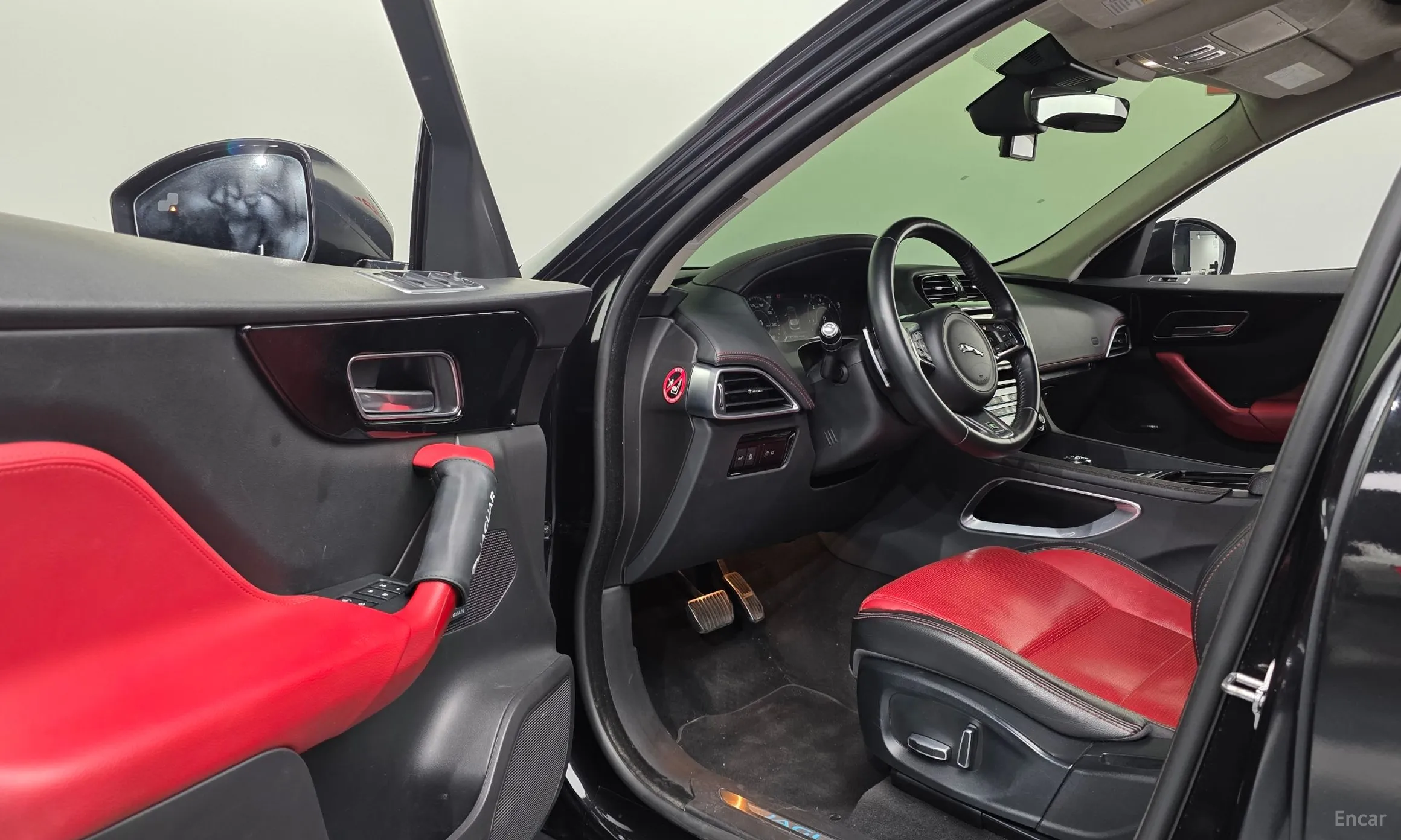Jaguar F-PACE превью 12