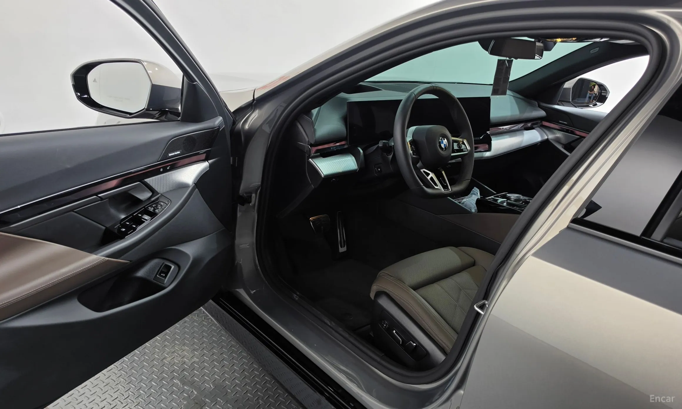 BMW 5 Series (G60) превью 10