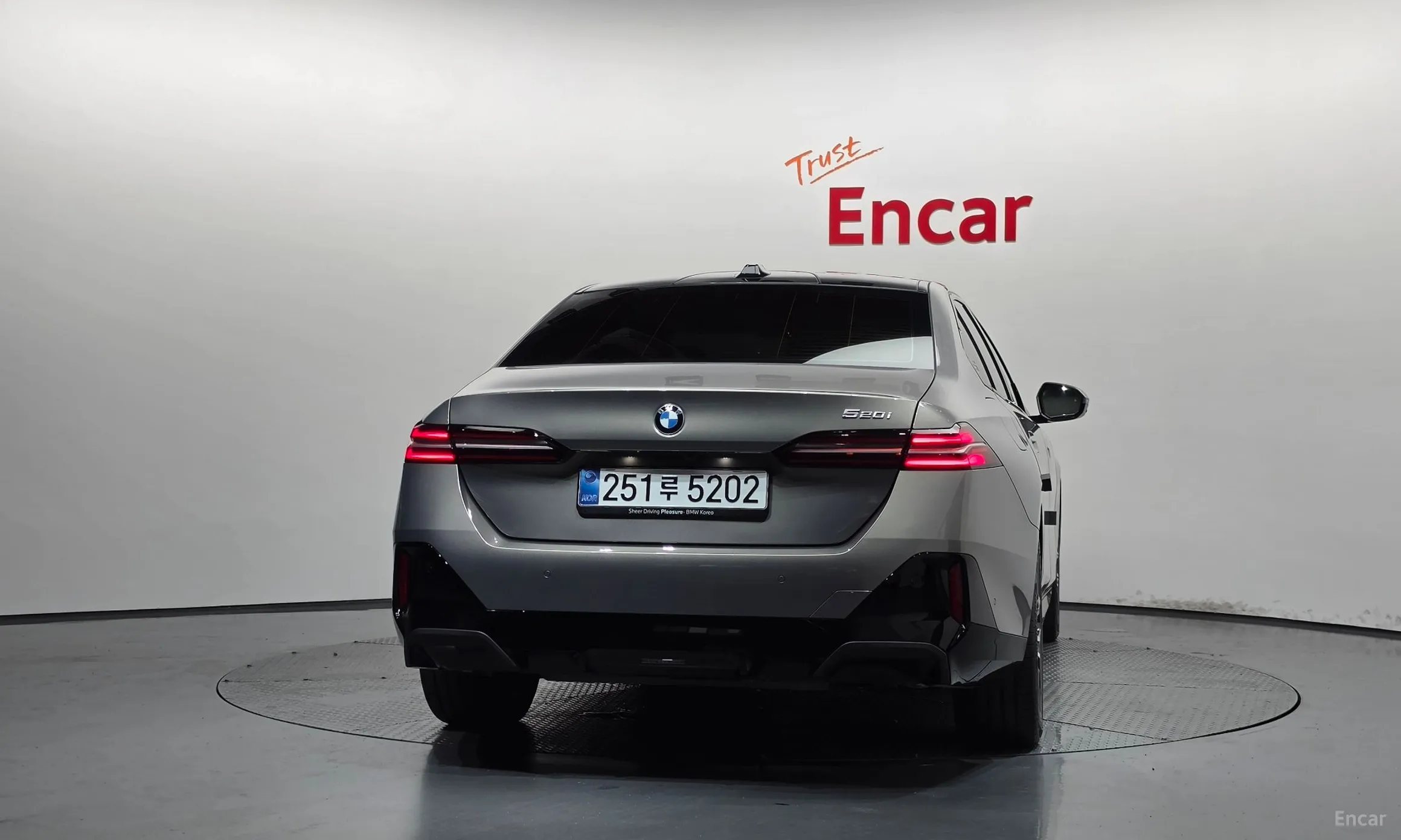 BMW 5 Series (G60) превью 4