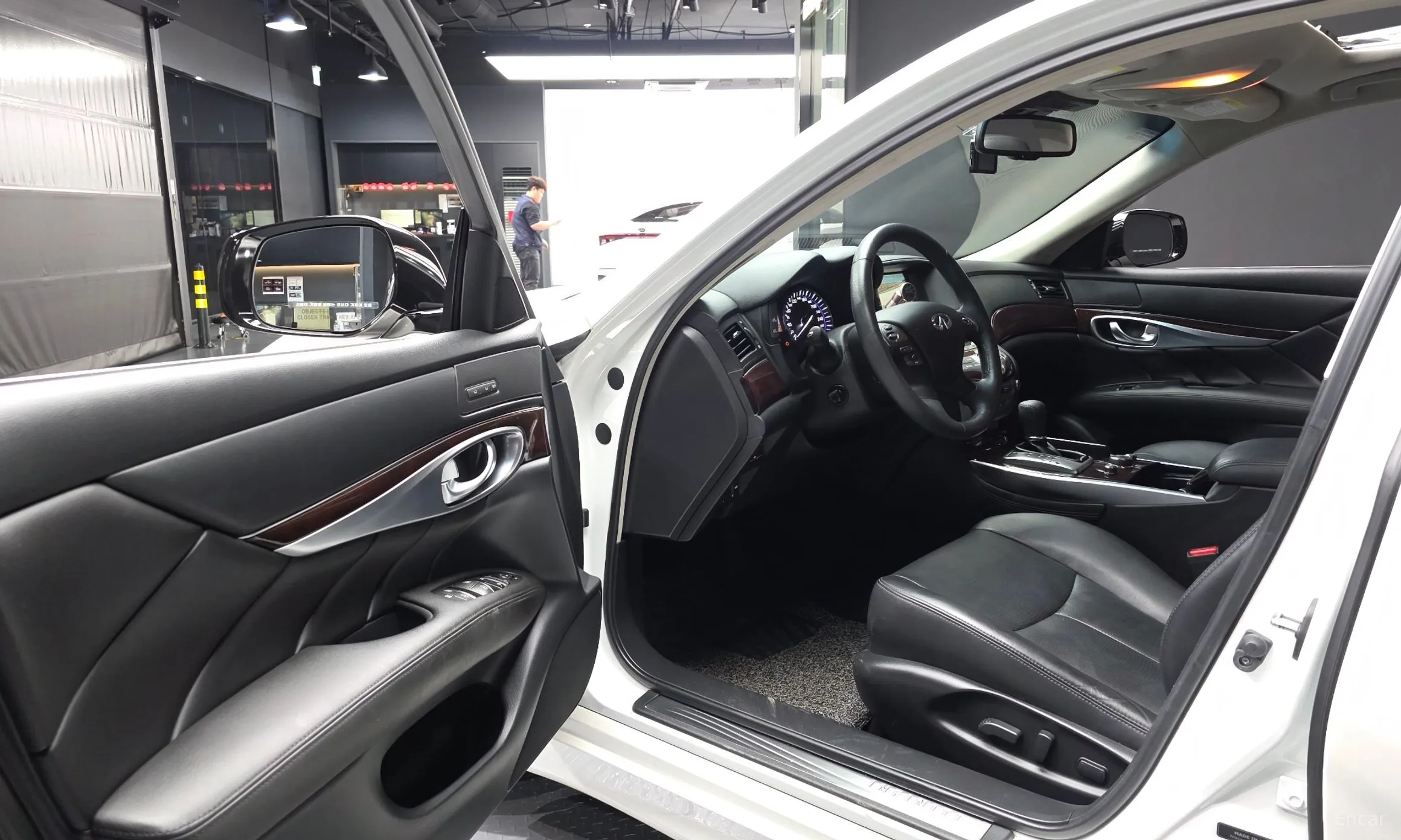 Infiniti Q70 превью 10