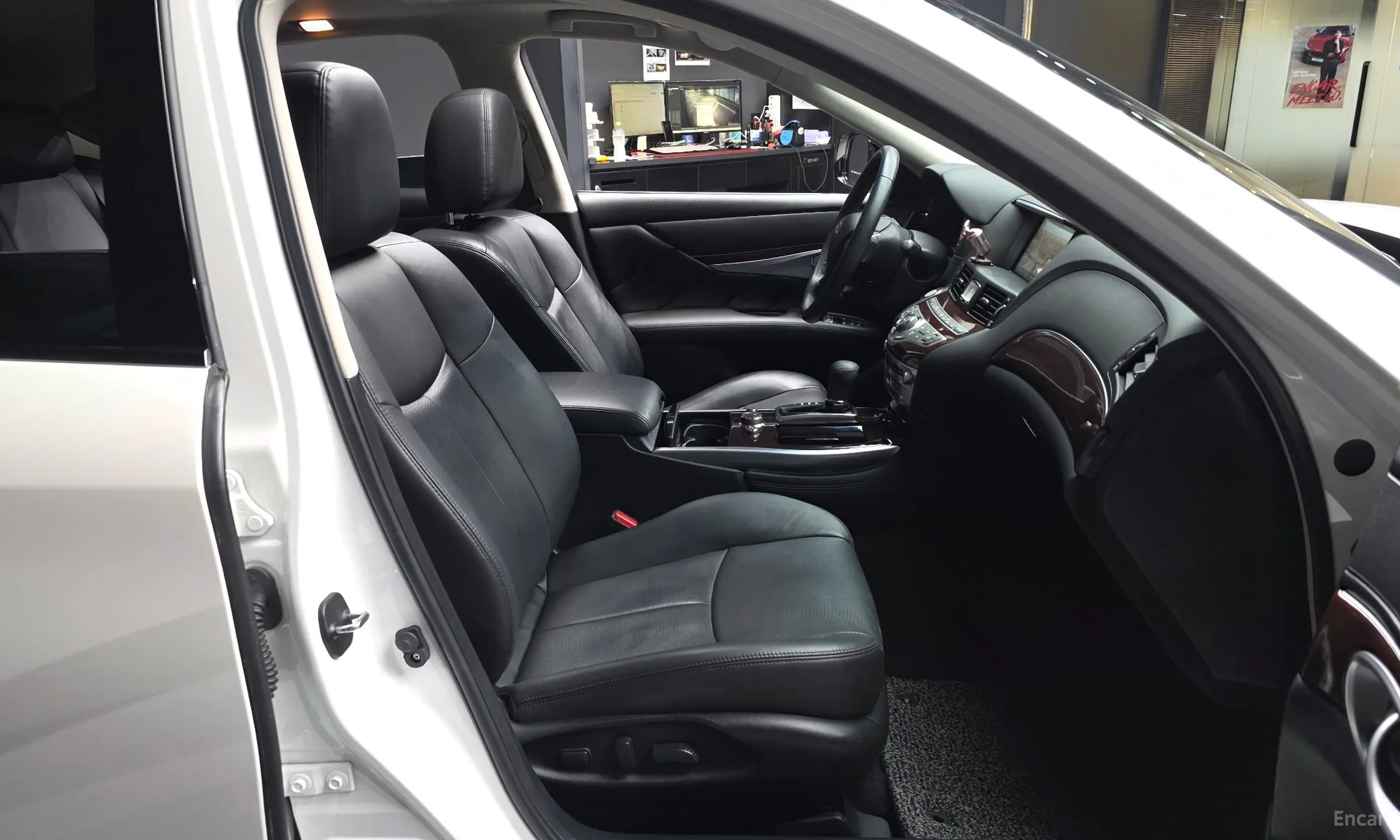 Infiniti Q70 превью 11