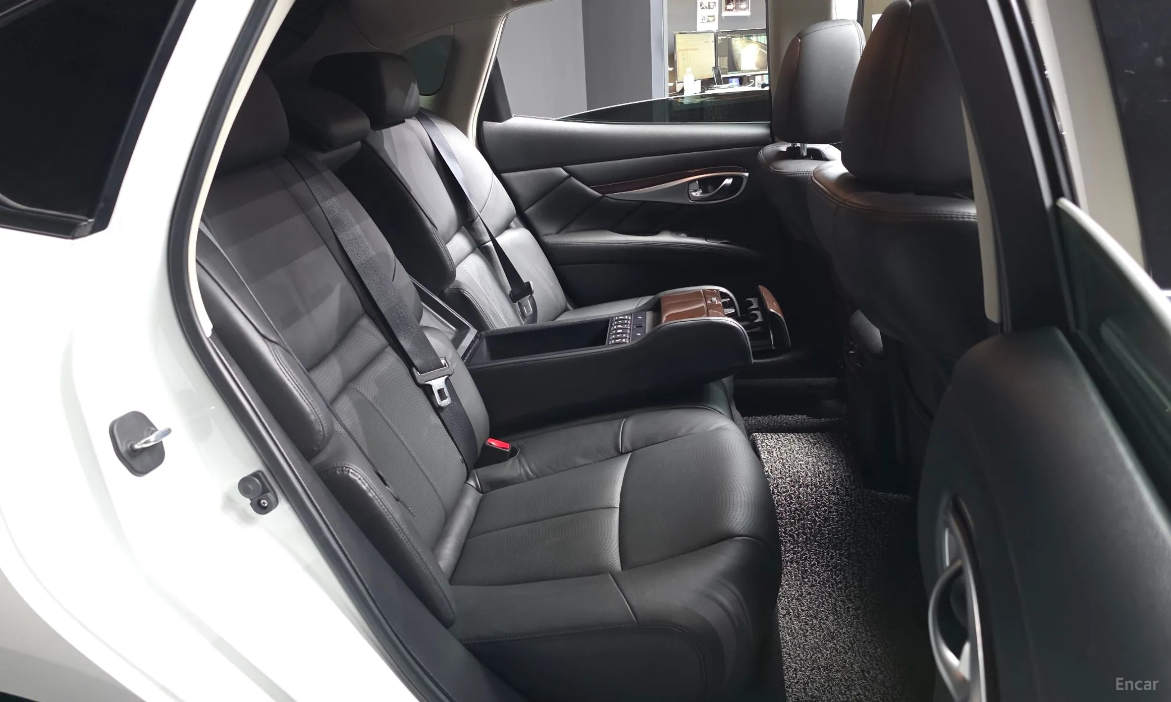 Infiniti Q70 превью 12