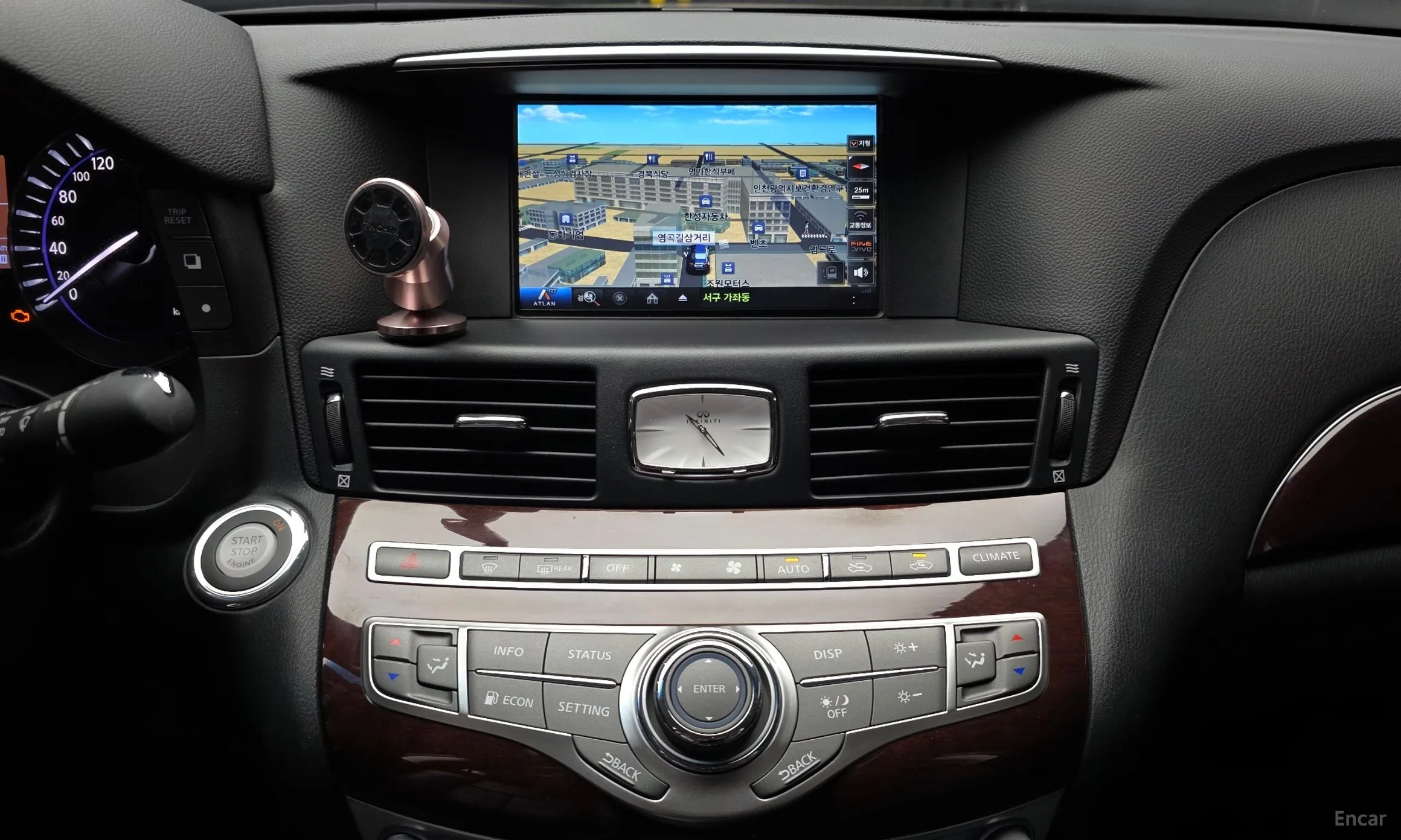 Infiniti Q70 превью 14