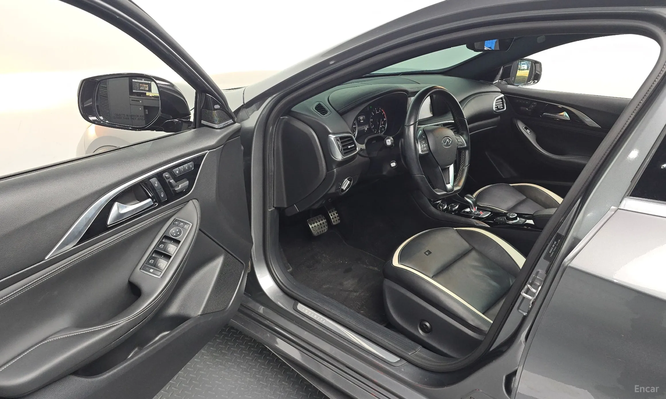 Infiniti Q30 превью 10