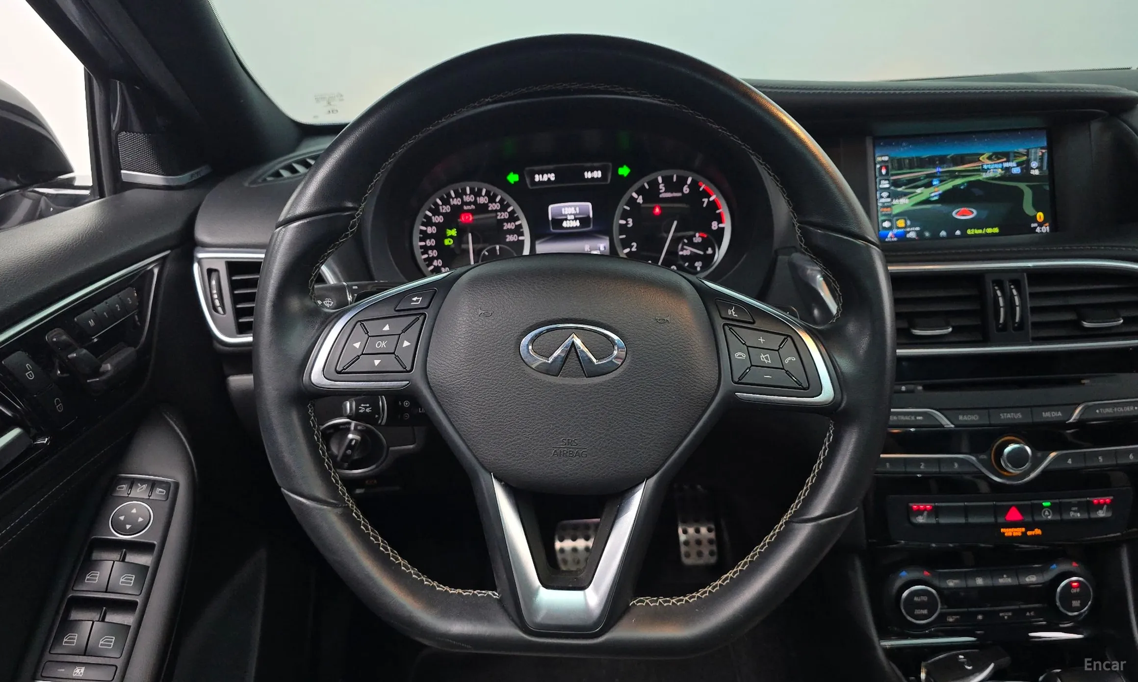 Infiniti Q30 превью 13