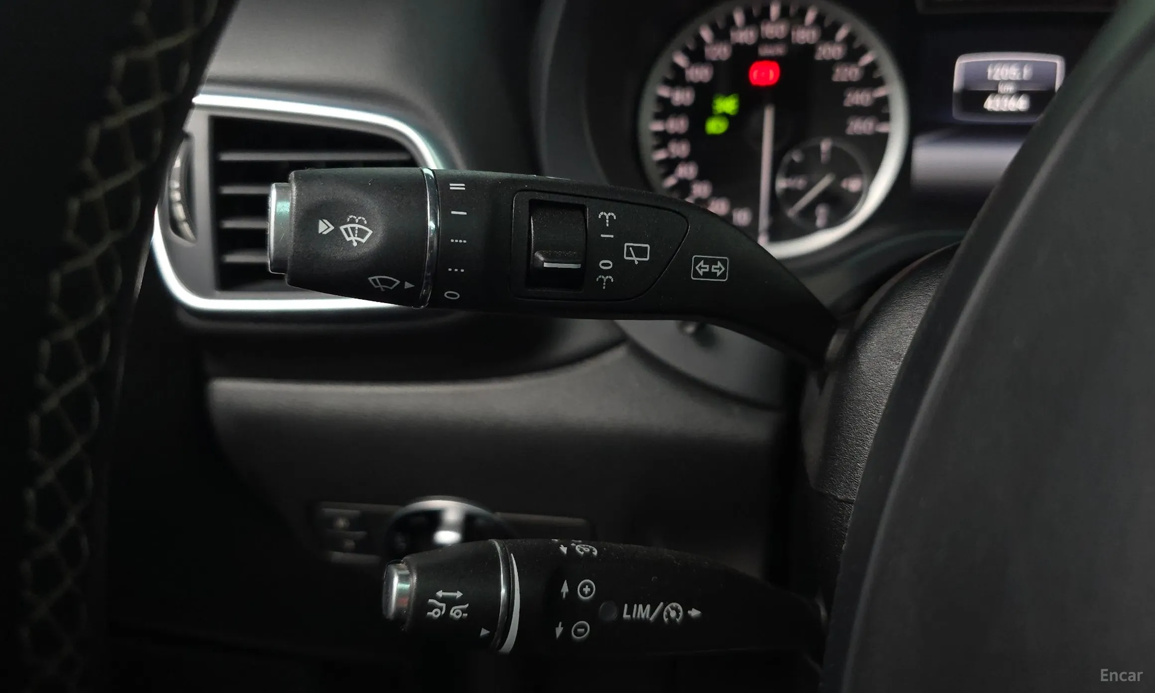 Infiniti Q30 превью 17