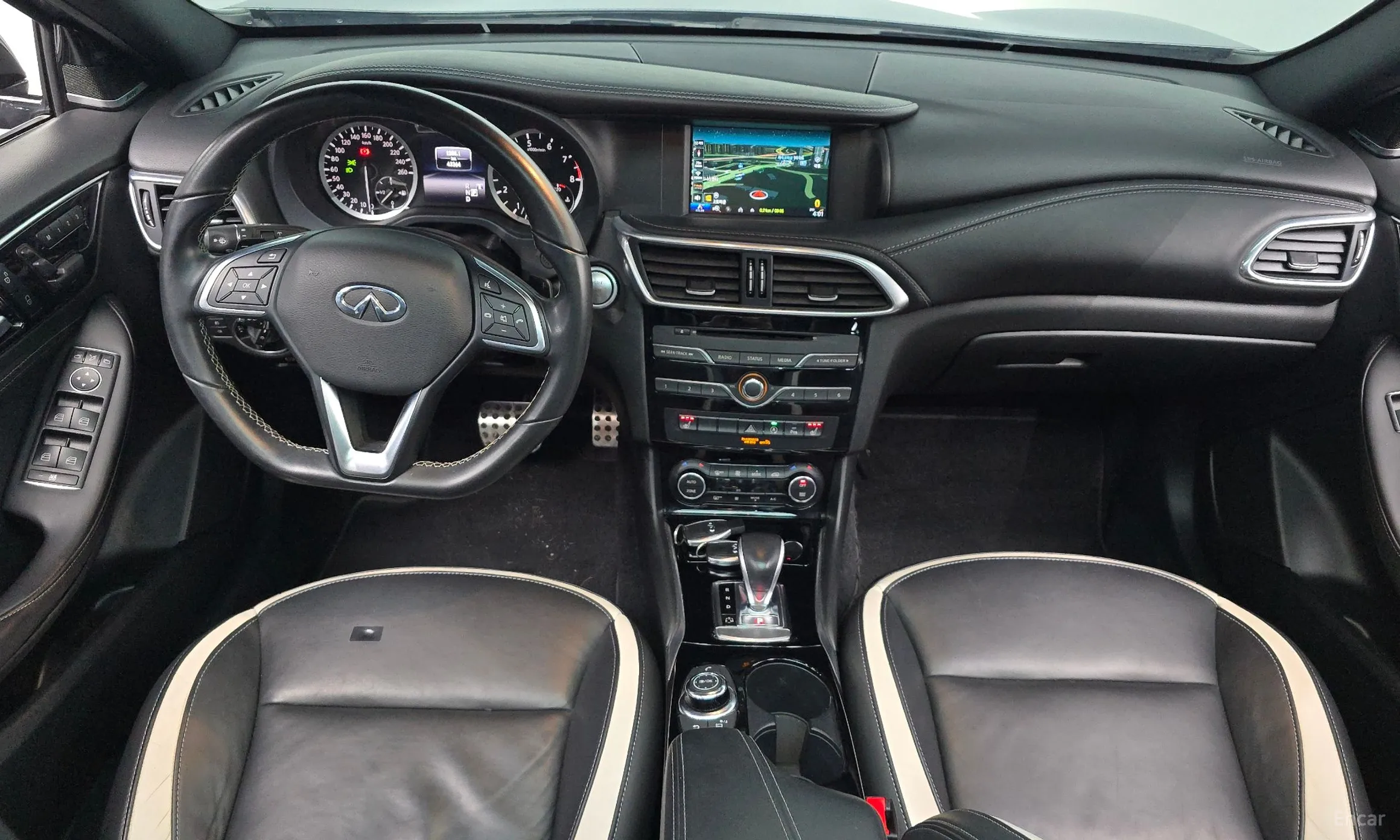 Infiniti Q30 превью 7