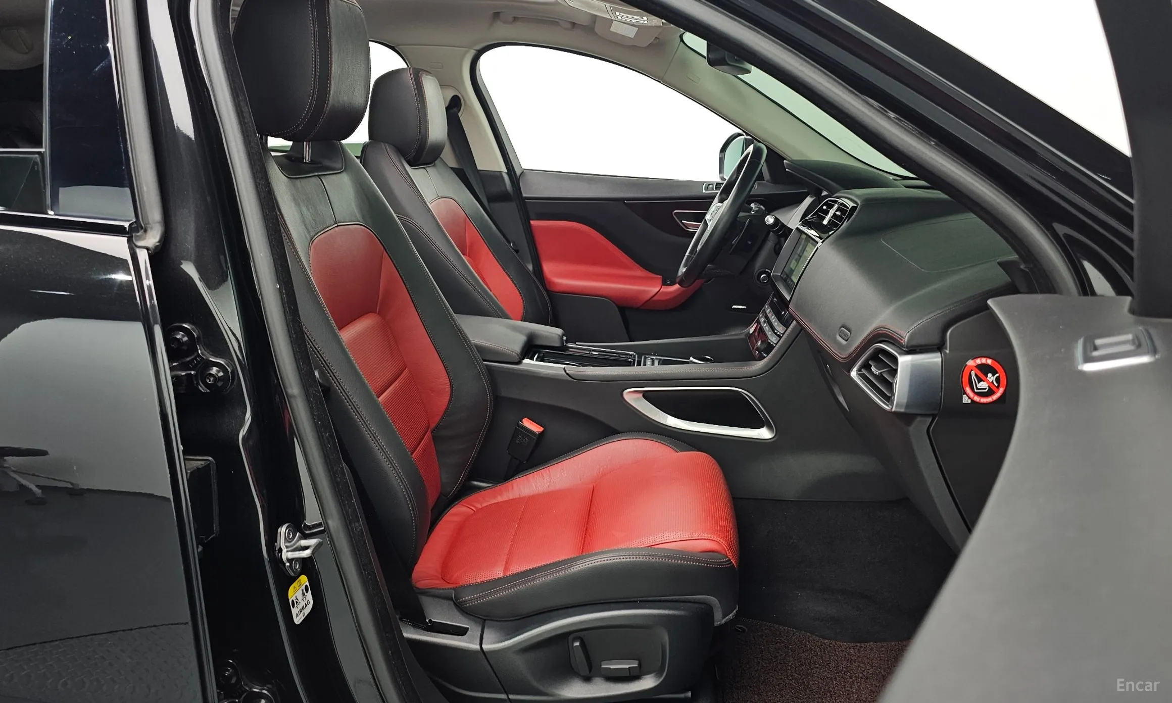 Jaguar F-PACE превью 10