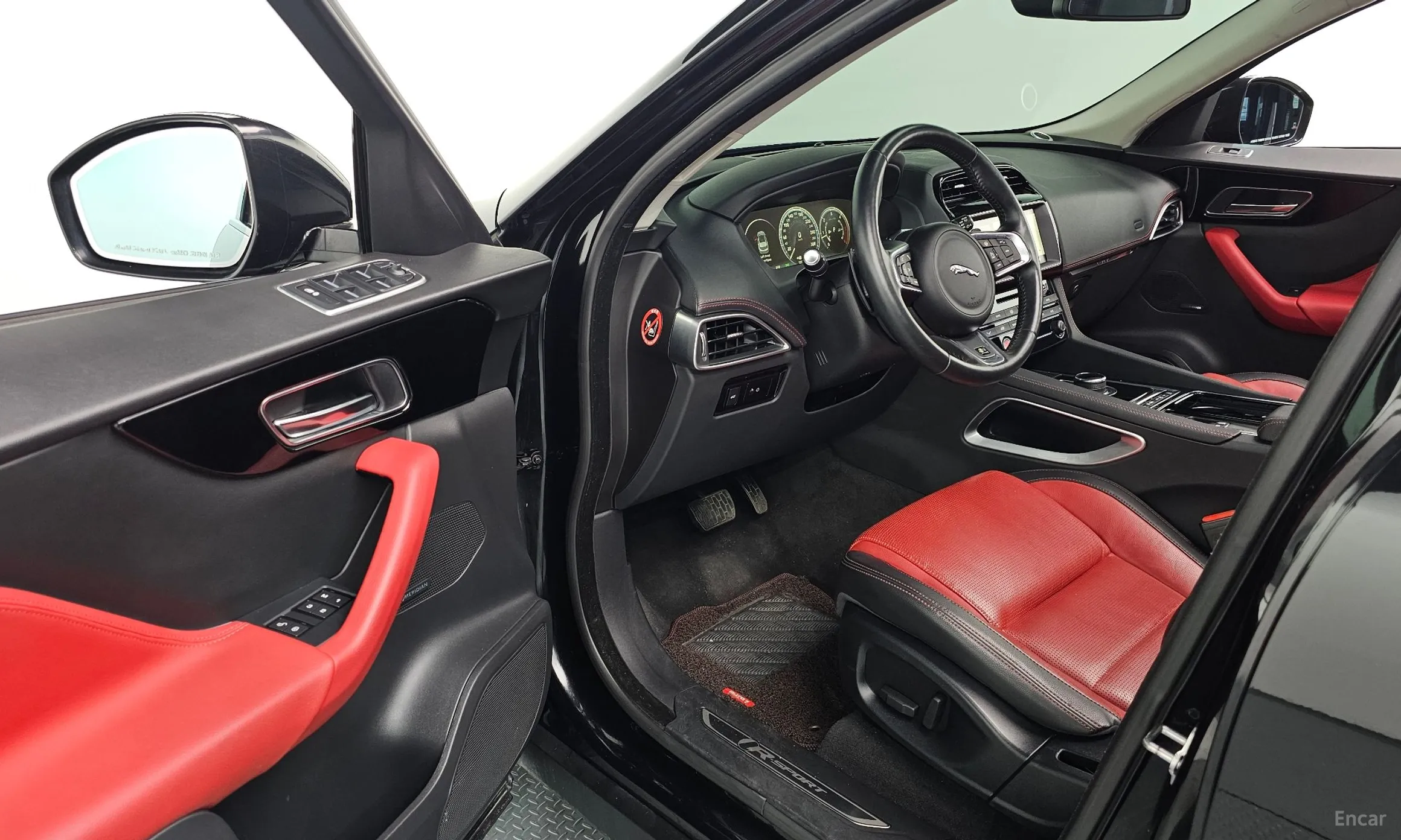 Jaguar F-PACE превью 11