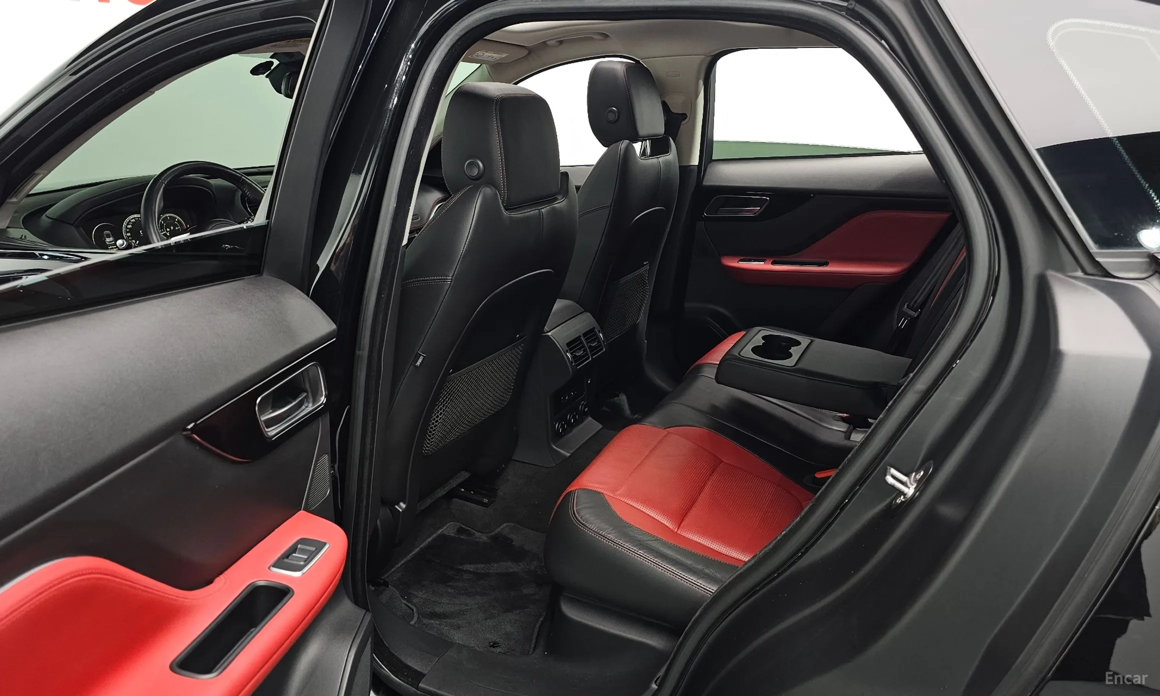 Jaguar F-PACE превью 12