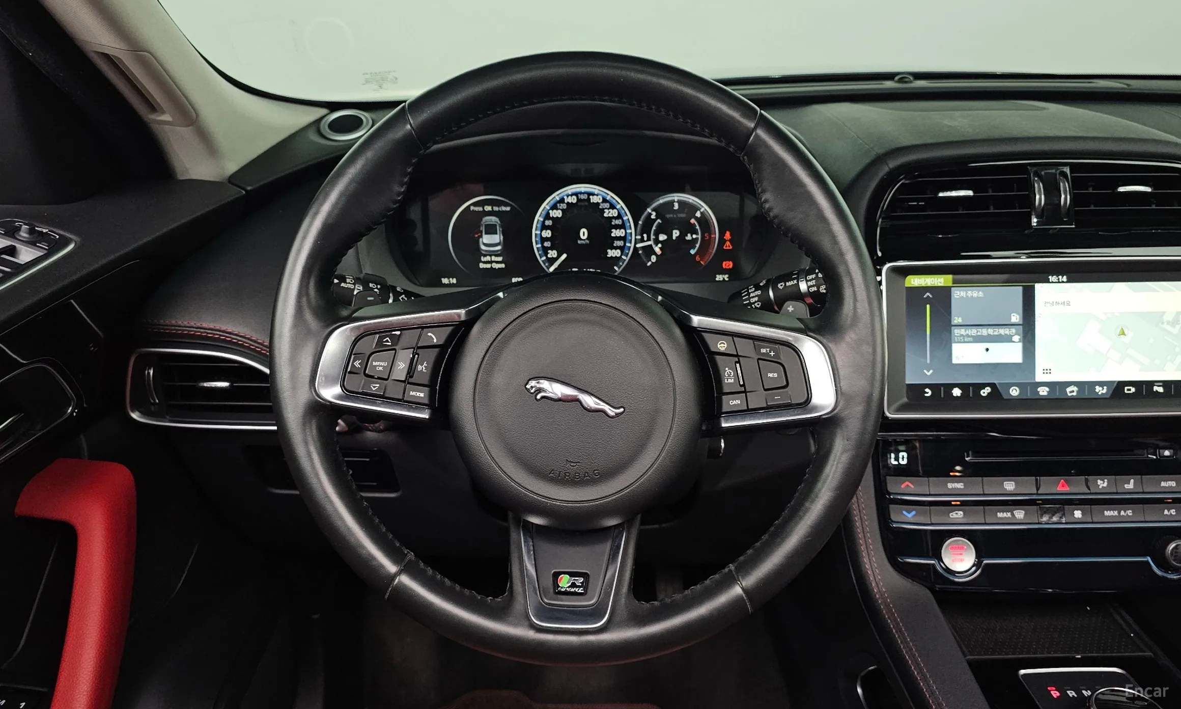 Jaguar F-PACE превью 13