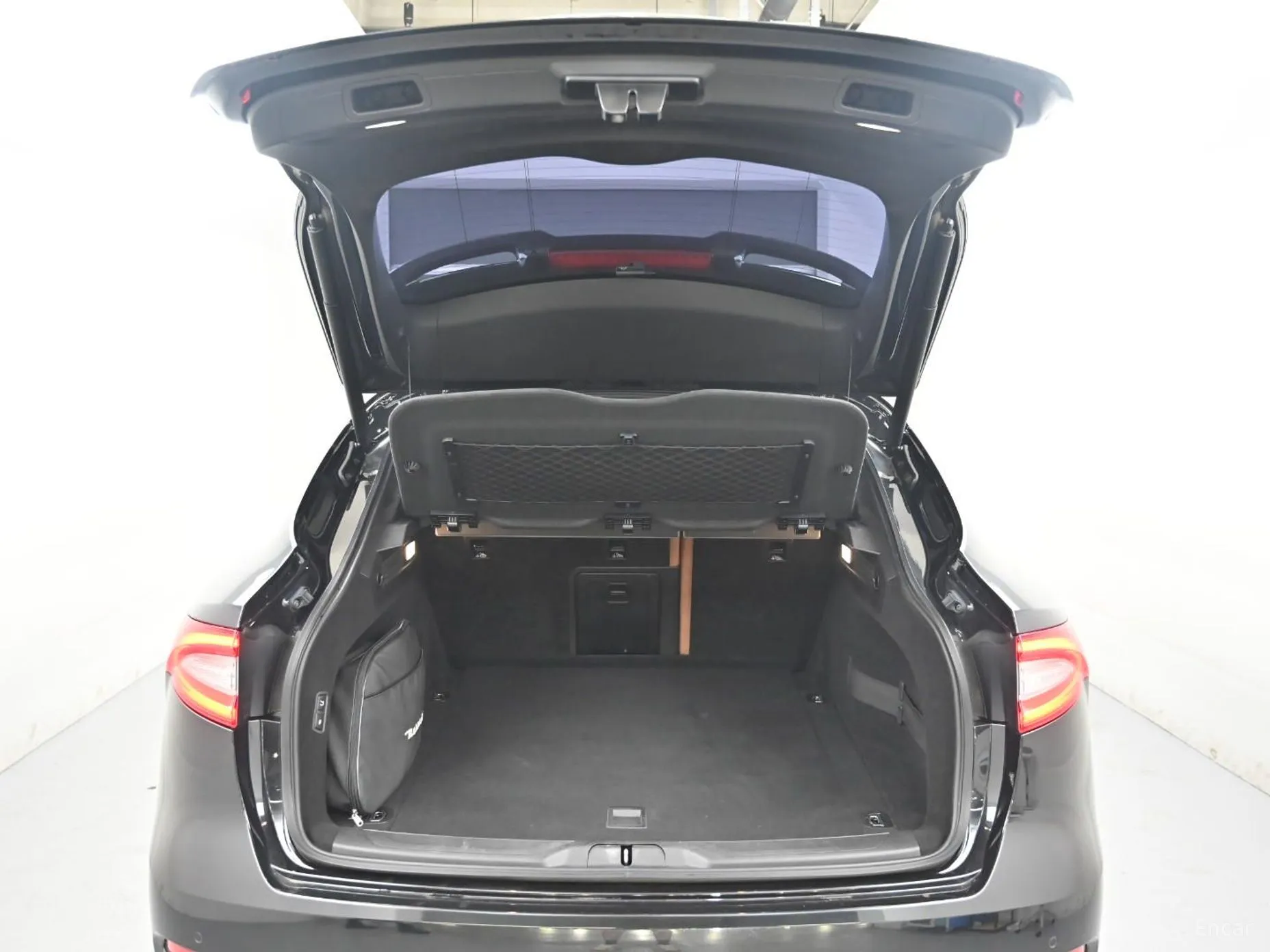 Maserati Levante превью 19