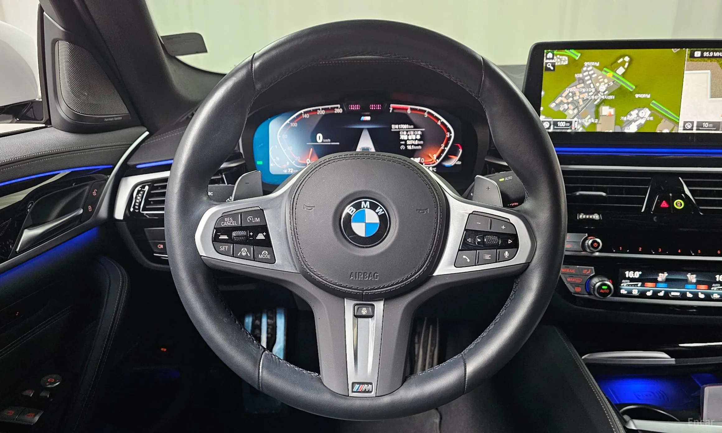 BMW 5 Series (G30) превью 13