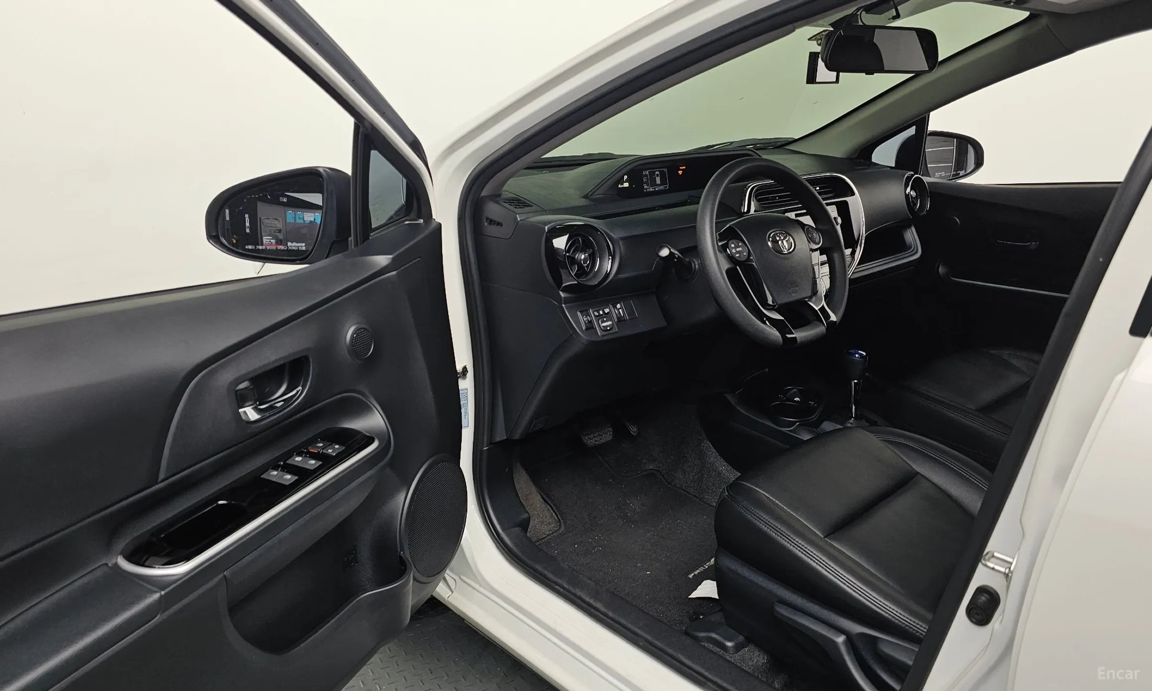 Toyota Prius C превью 10