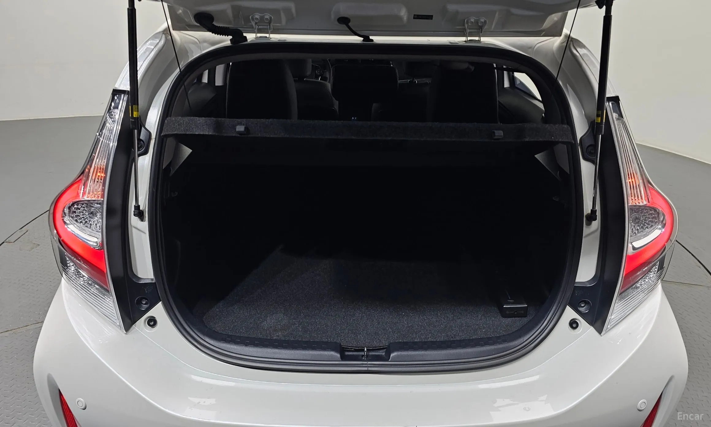 Toyota Prius C превью 16