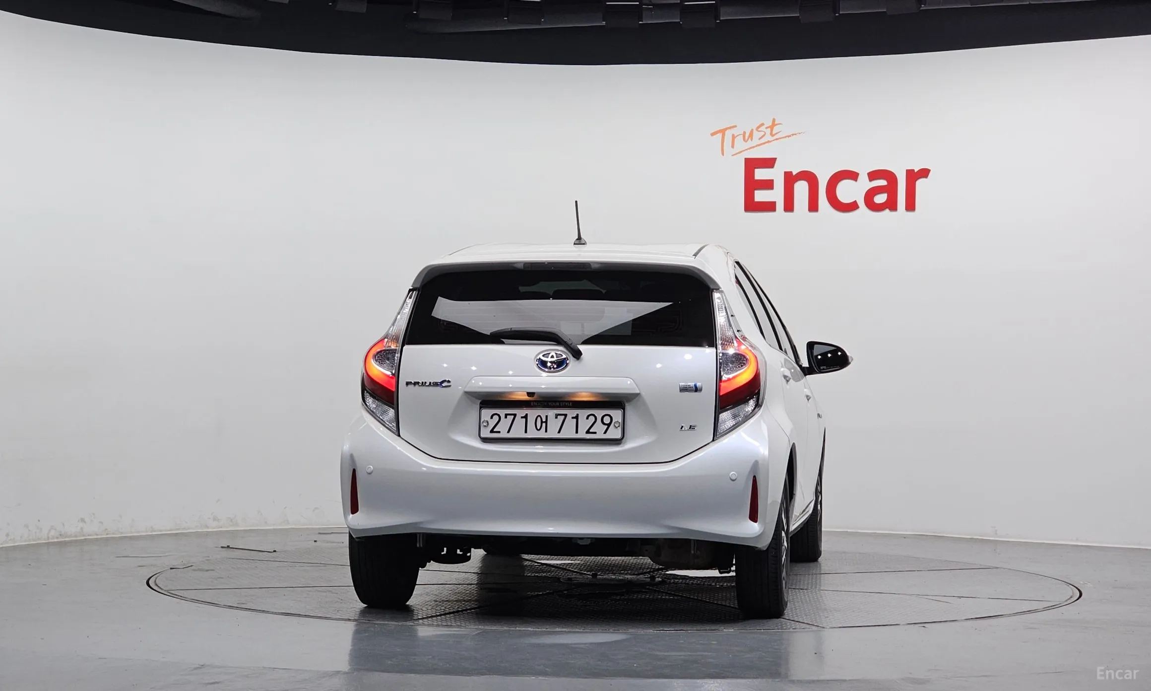 Toyota Prius C превью 4