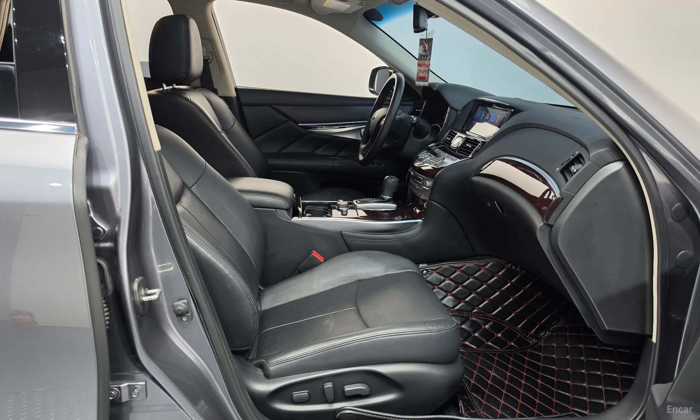 Infiniti Q70 превью 11