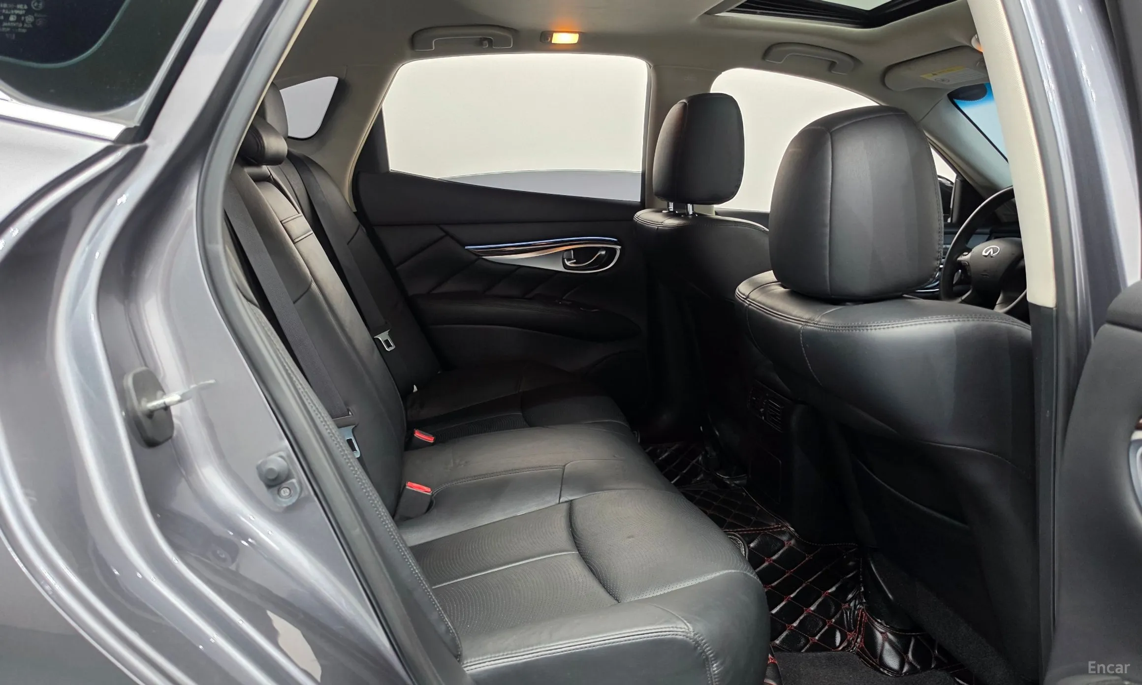Infiniti Q70 превью 12