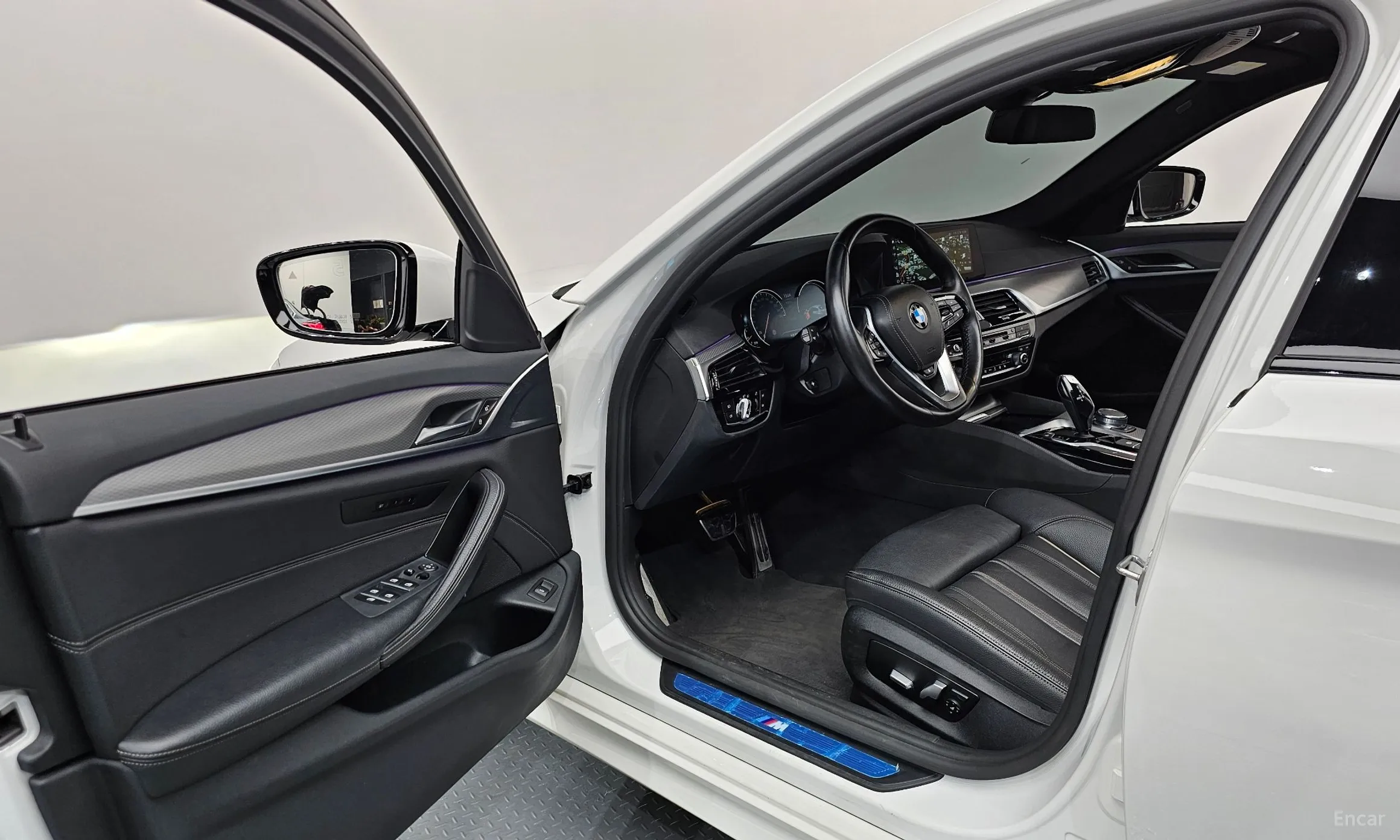 BMW 5 Series (G30) превью 10