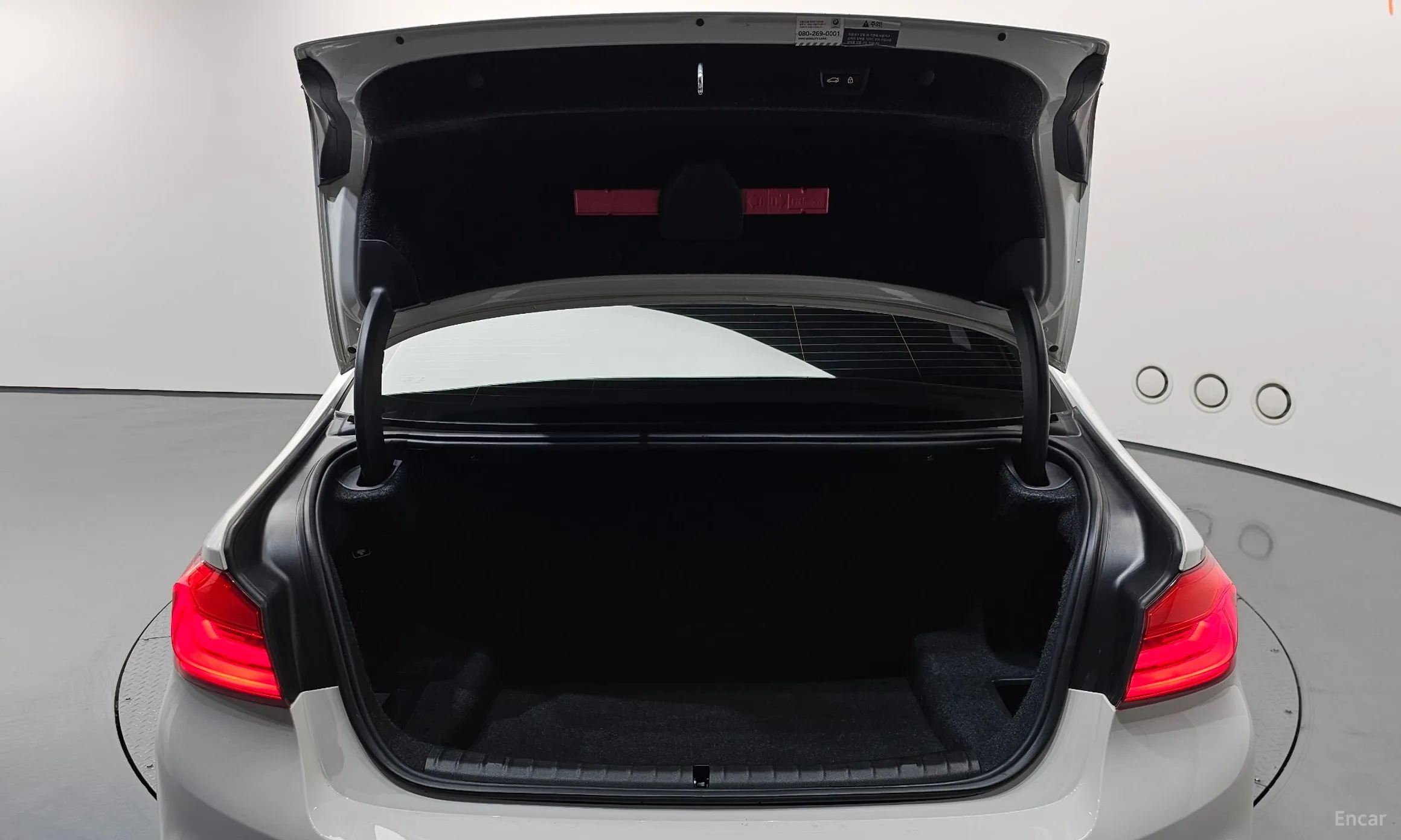 BMW 5 Series (G30) превью 20