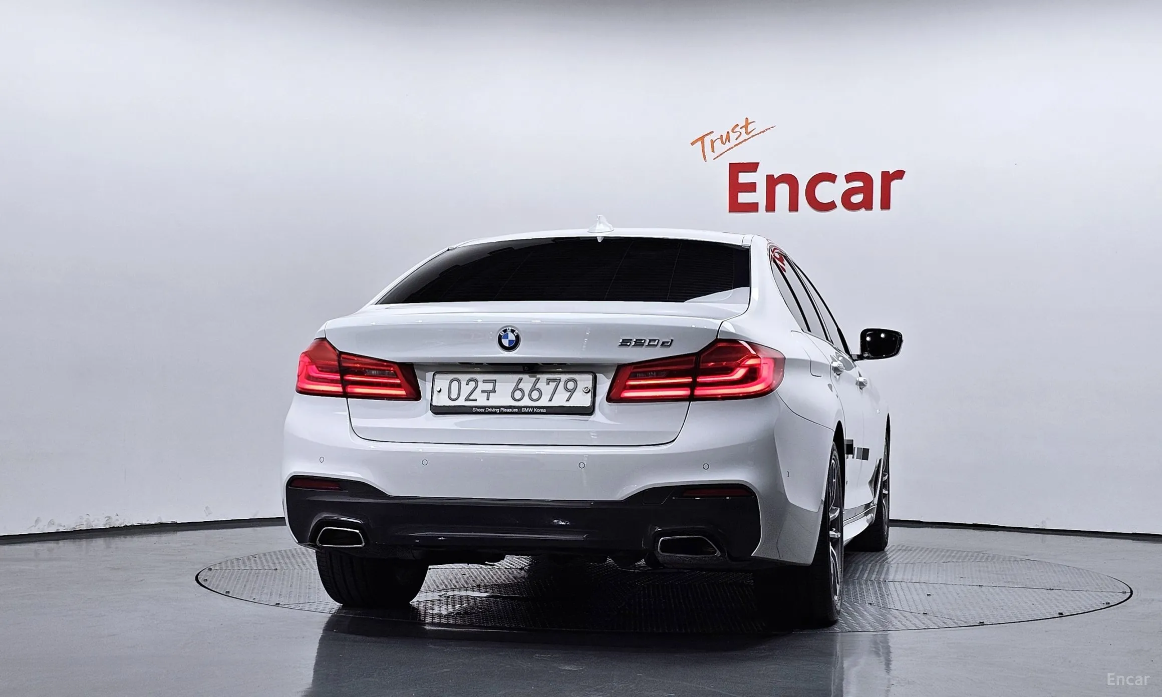 BMW 5 Series (G30) превью 4