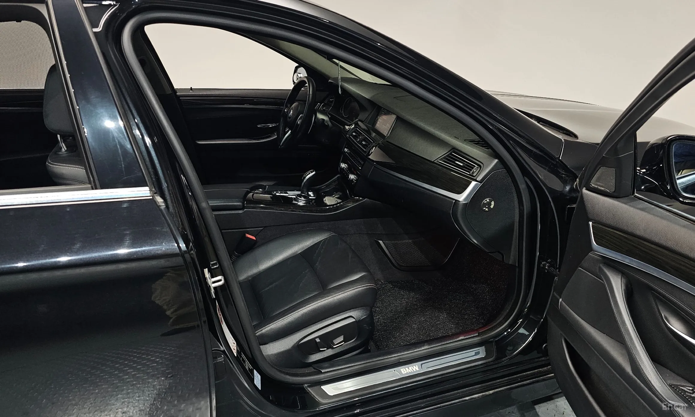 BMW 5 Series (F10) превью 11