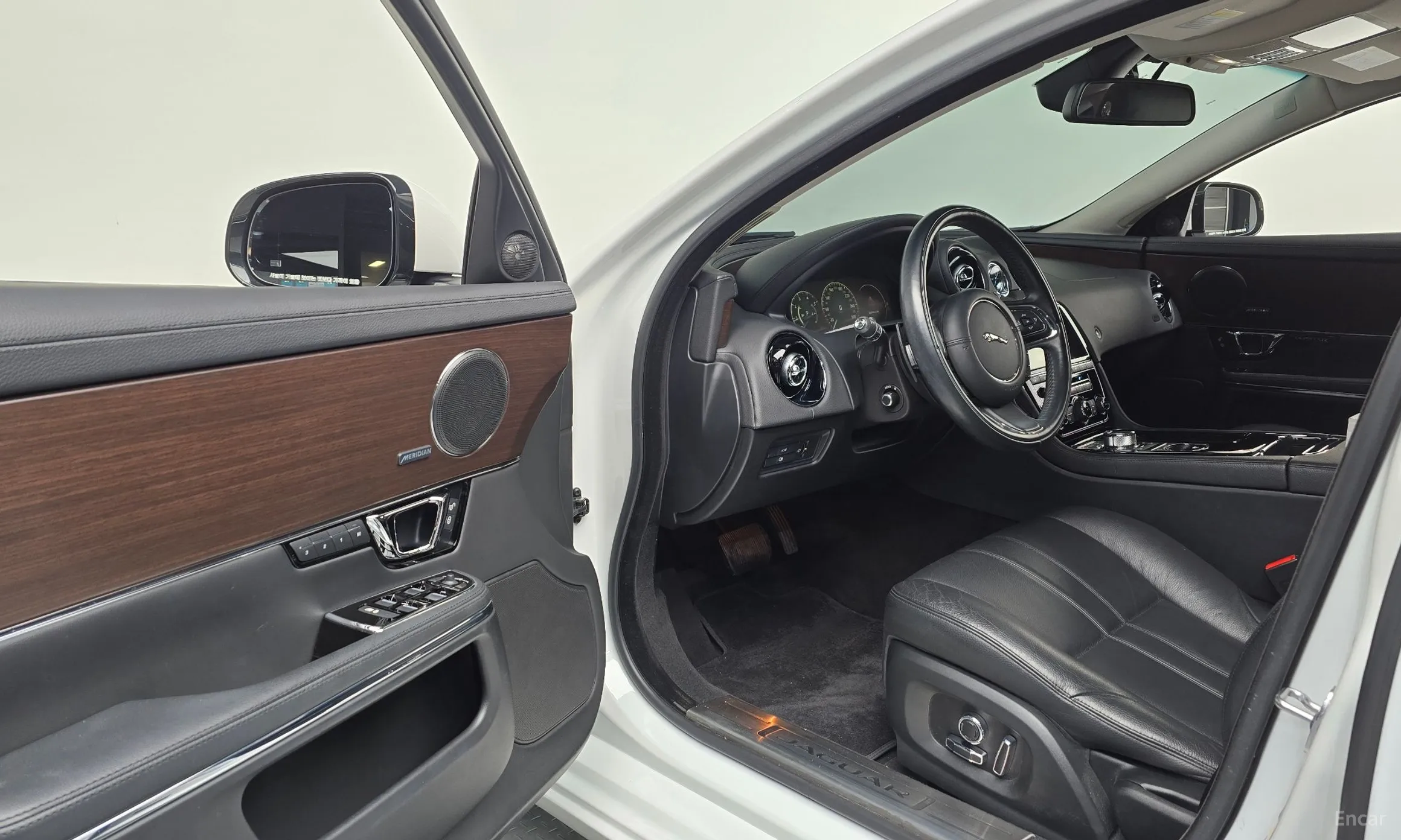Jaguar All New XJ превью 10