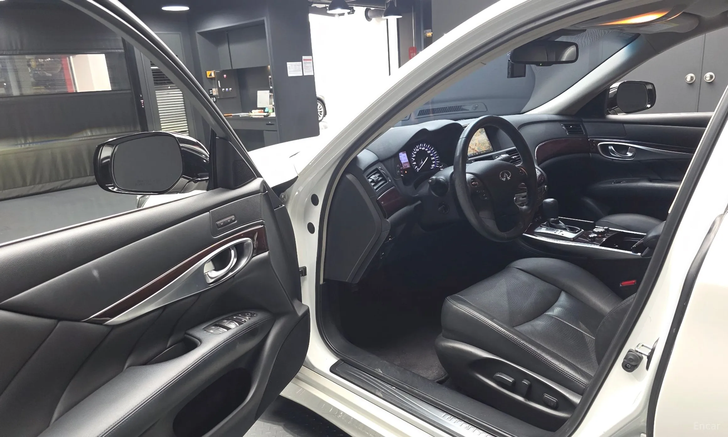Infiniti Q70 превью 10