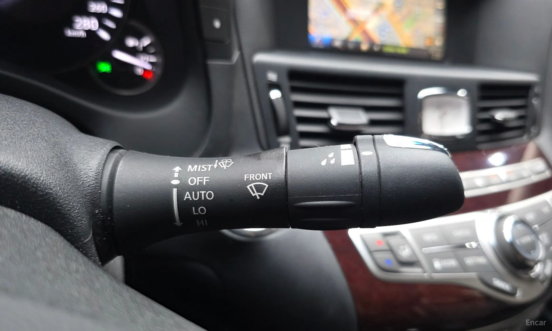 Infiniti Q70 превью 19